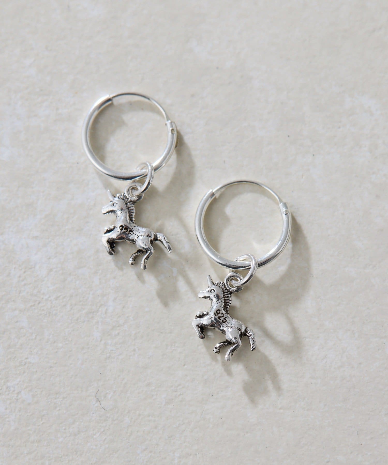 ear PAPILLONNER(イア パピヨネ) 《スターリングシルバー使用》ユニコーンフープピアス