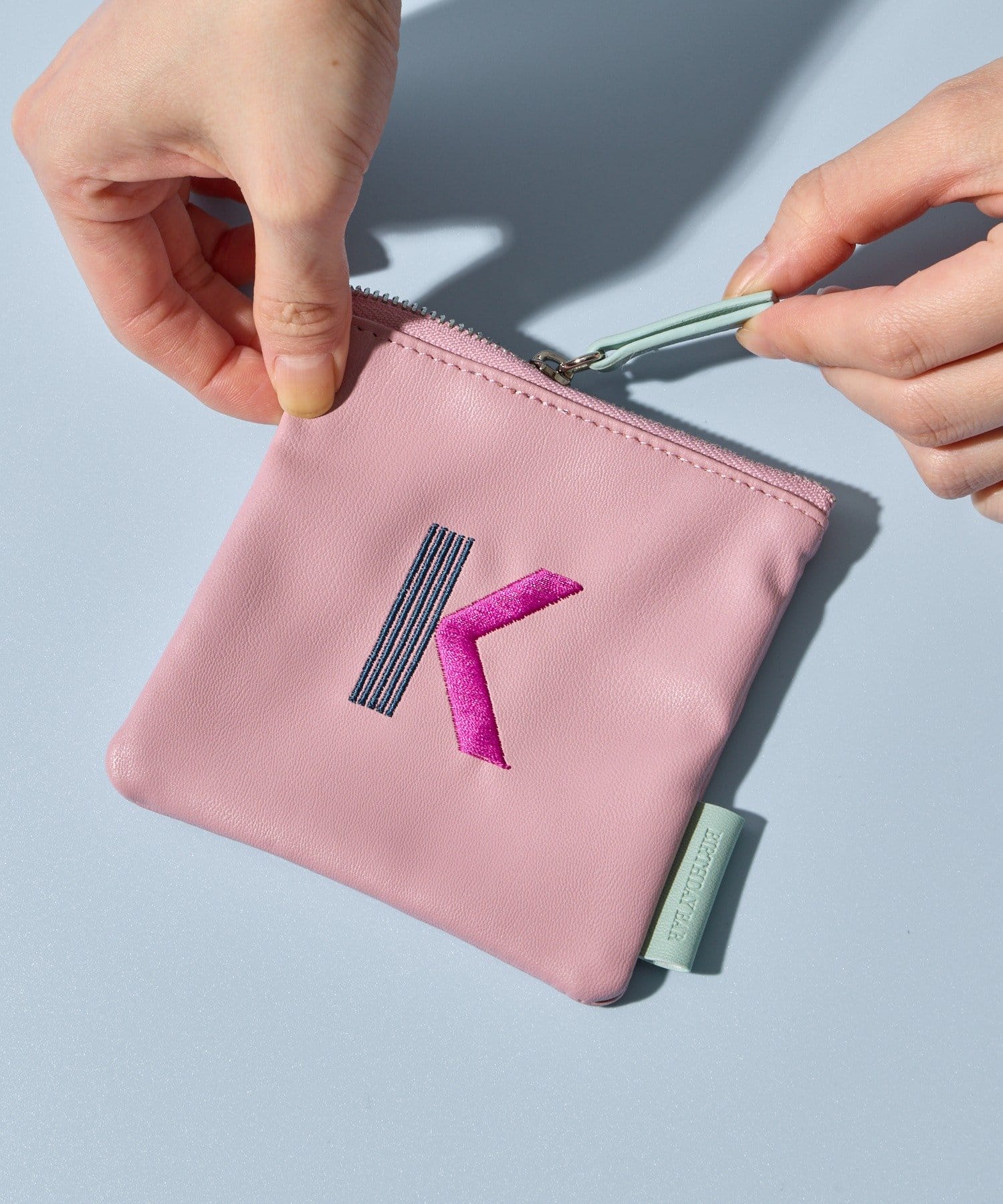 BIRTHDAY BAR(バースデイバー) Kindly Yours フェイクレザーイニシャルミニポーチ