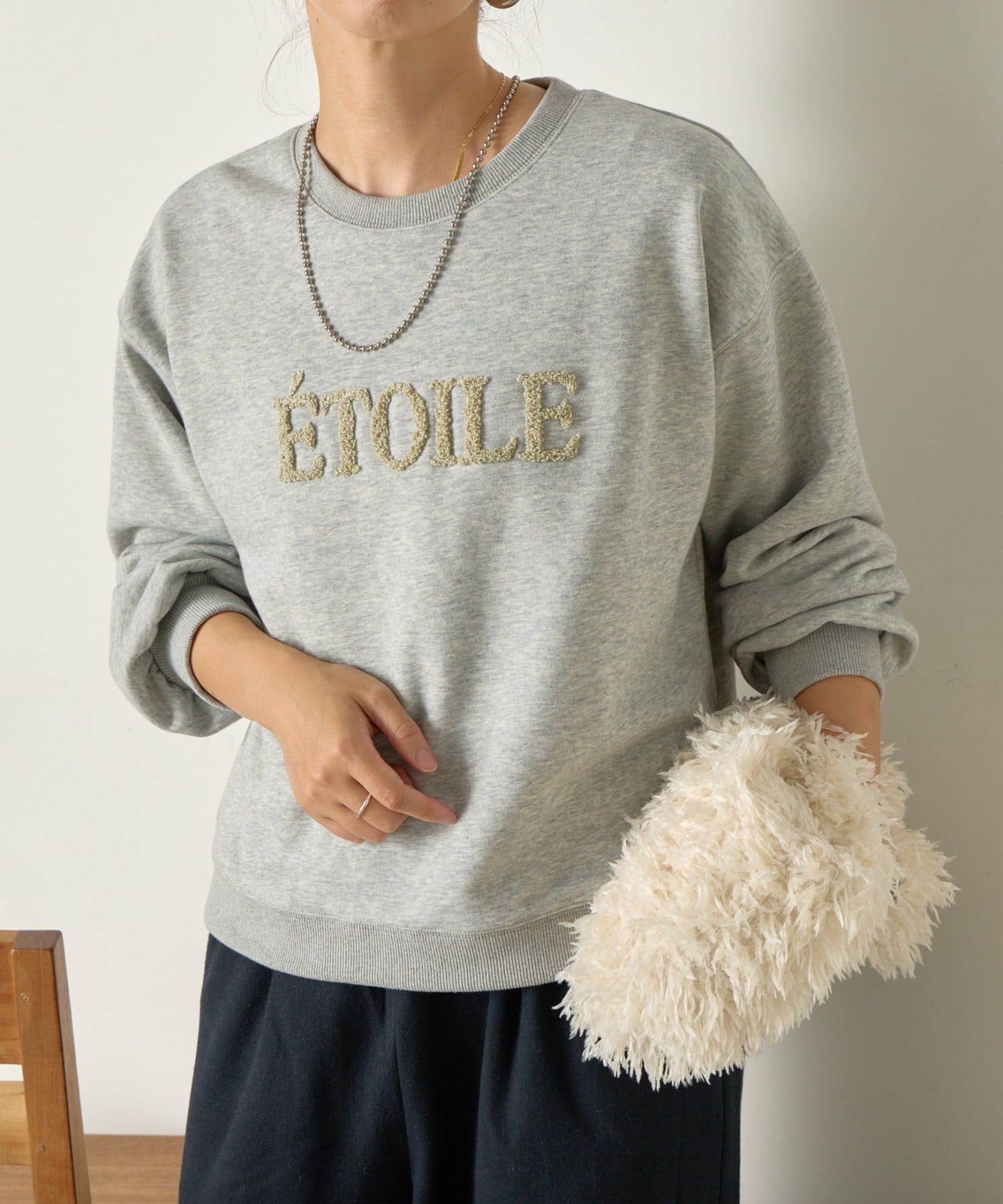 Jena　espace merveilleux(ジェナ　エスパスメルヴェイユ) ラメロゴ裏毛プルオーバー