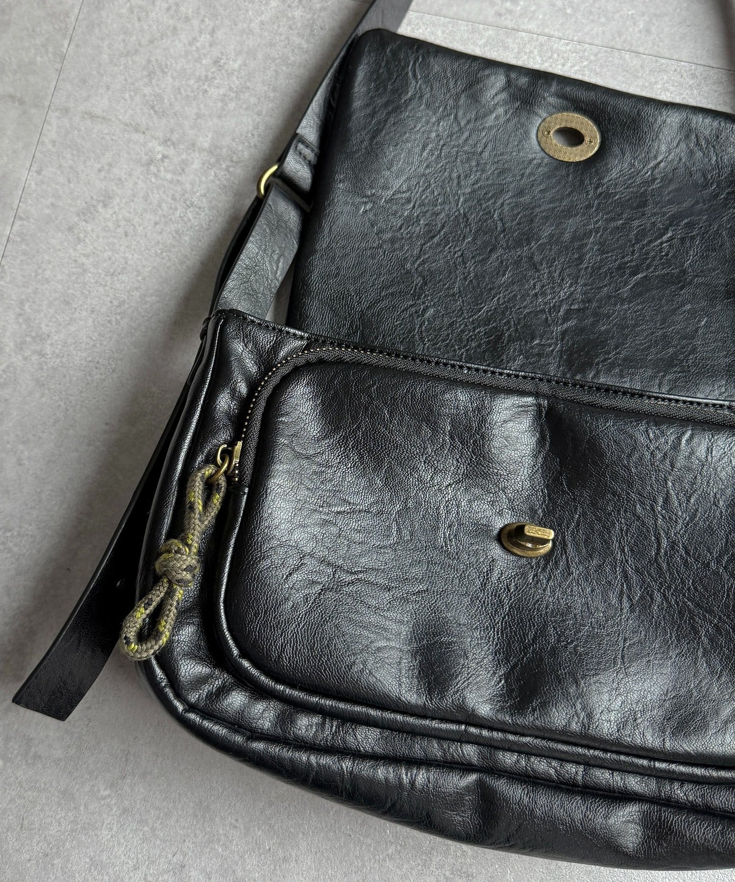 CPCM(シーピーシーエム) ターンロックダブルベルトレザーバッグ