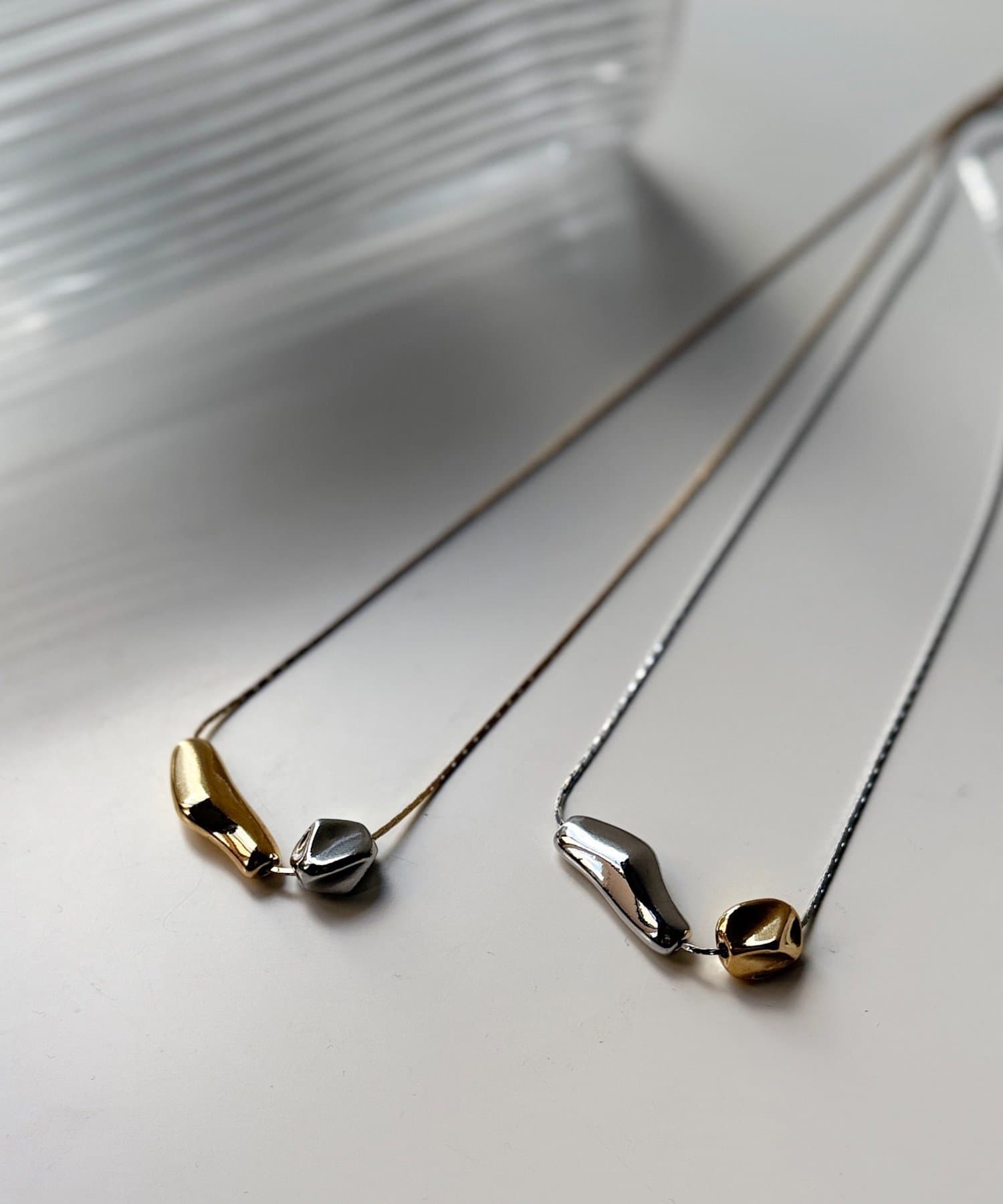 Chez toi(シェトワ) 変形ぷっくり大小プレートネックレス