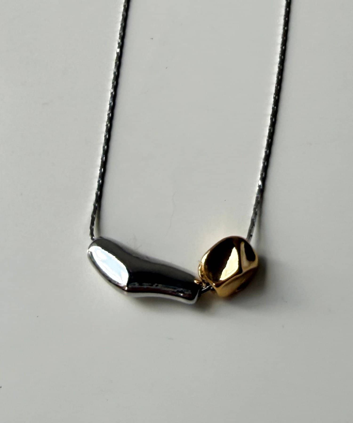 Chez toi(シェトワ) 変形ぷっくり大小プレートネックレス