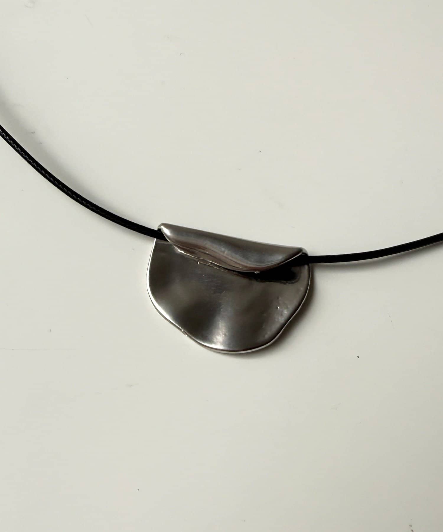 Chez toi(シェトワ) 半月プレートネックレス