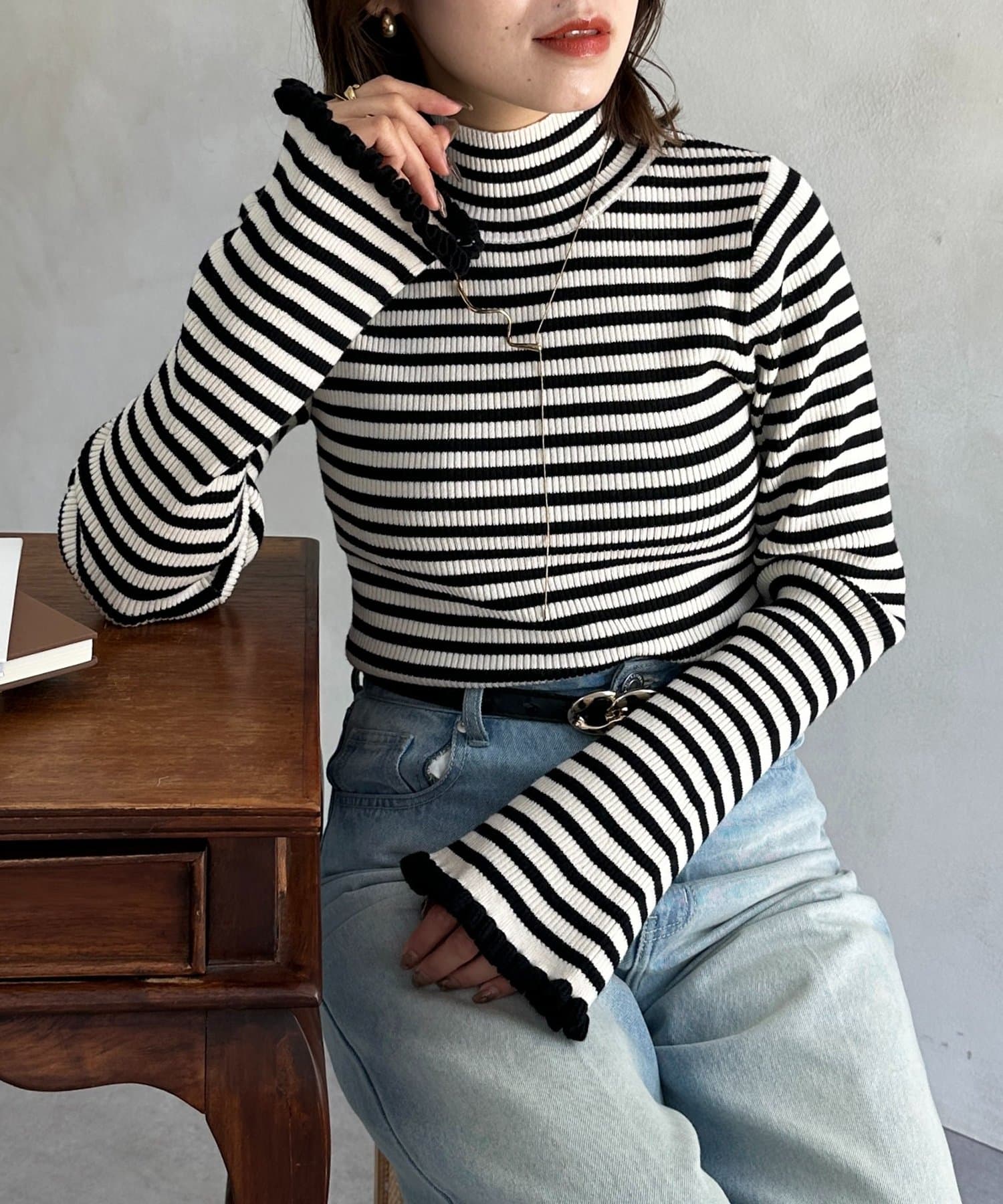 Thevon.(ゼヴォン) 袖フリルフレアスリーブハイネックニット