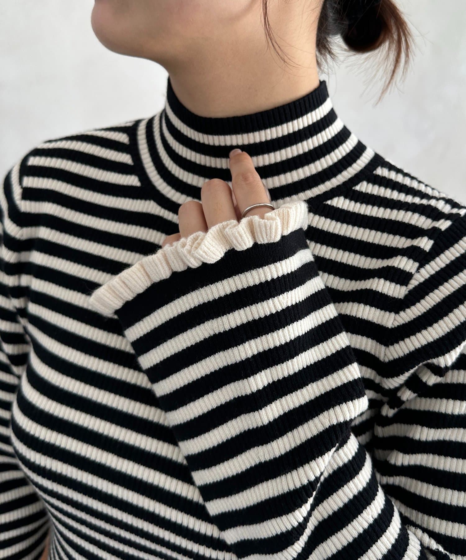 Thevon.(ゼヴォン) 袖フリルフレアスリーブハイネックニット