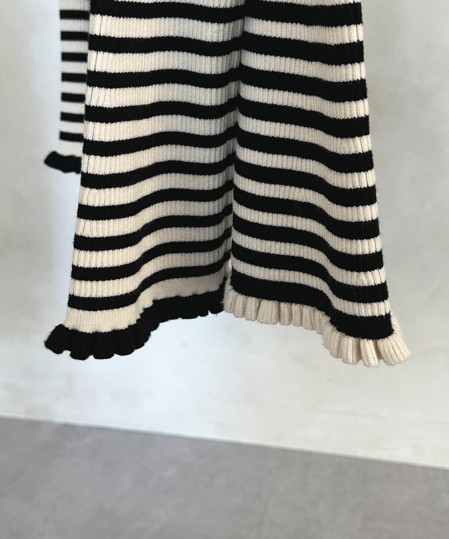 Thevon.(ゼヴォン) 袖フリルフレアスリーブハイネックニット