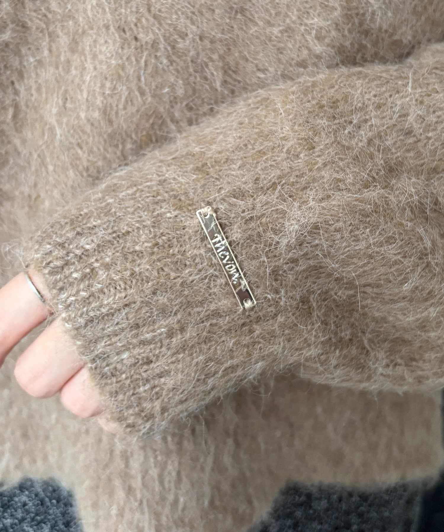 Thevon.(ゼヴォン) アルパカ混Vネックゆるニット