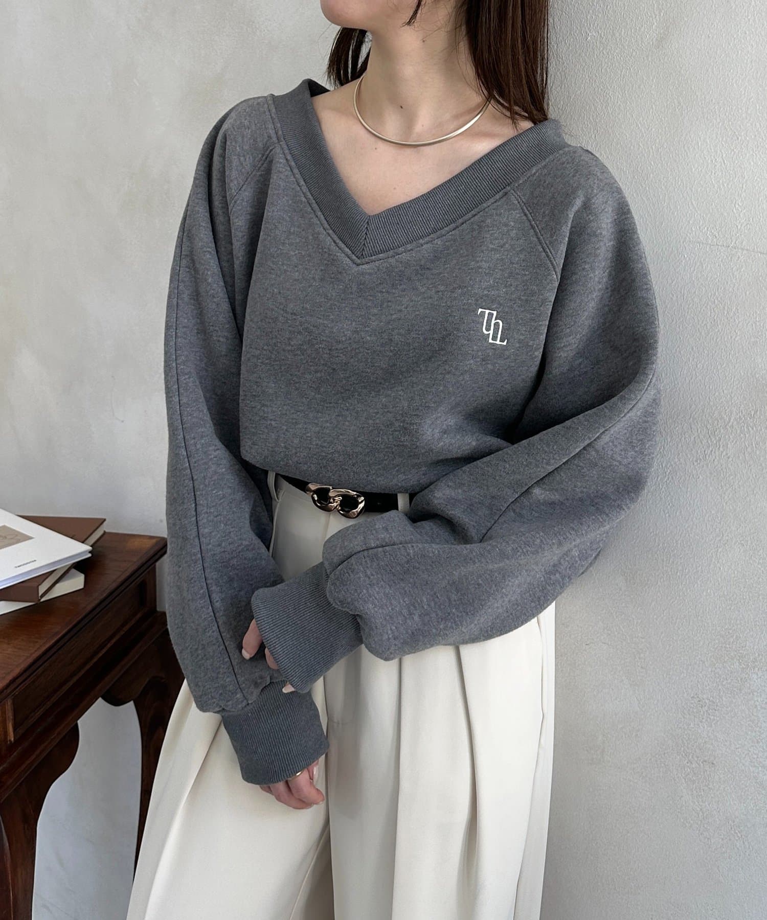 Thevon.(ゼヴォン) Vネック刺繍ロゴ裏起毛プルオーバー