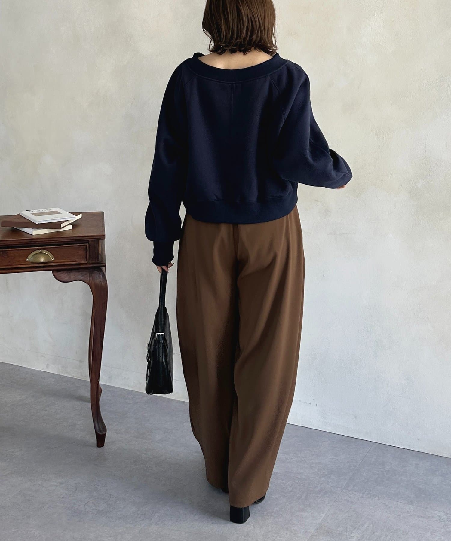 Thevon.(ゼヴォン) Vネック刺繍ロゴ裏起毛プルオーバー