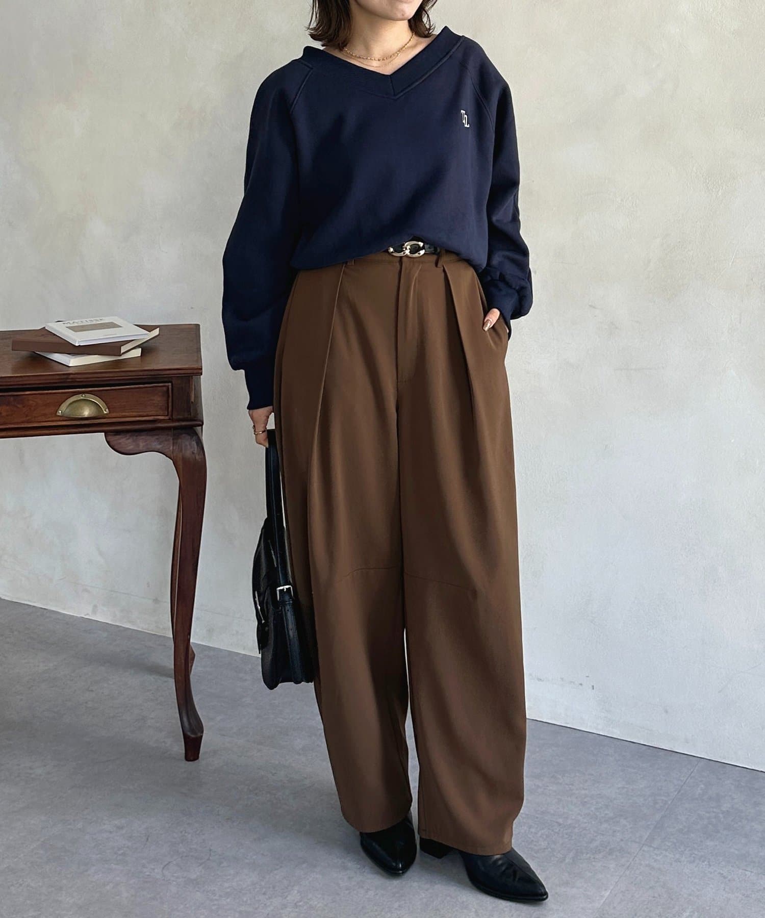 Thevon.(ゼヴォン) Vネック刺繍ロゴ裏起毛プルオーバー