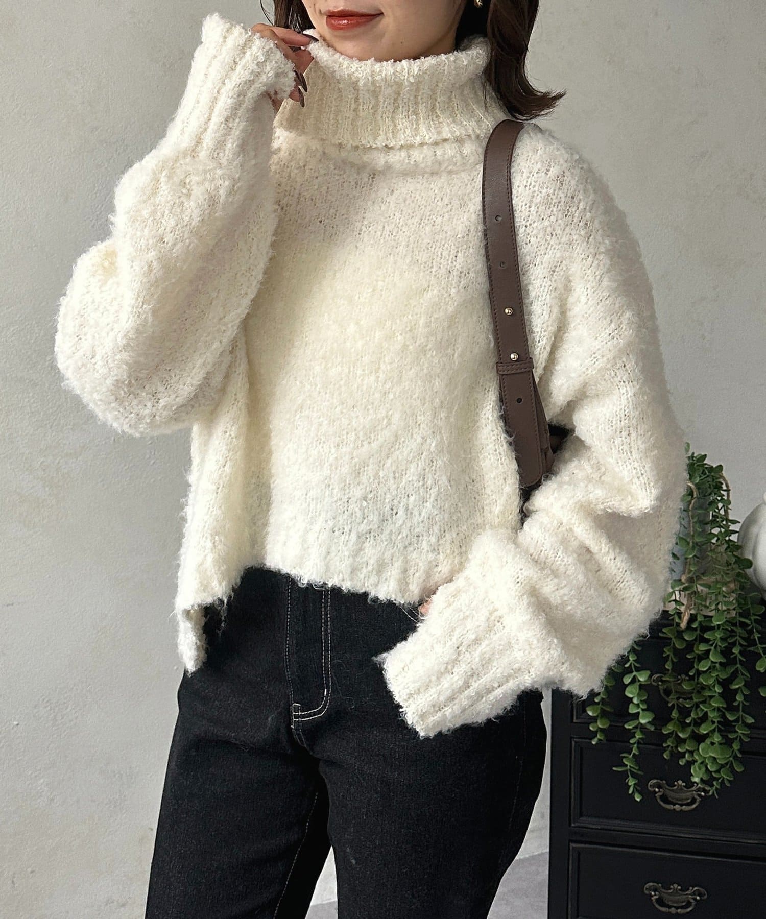 Thevon.(ゼヴォン) ブークレヤーンオフタートルニット