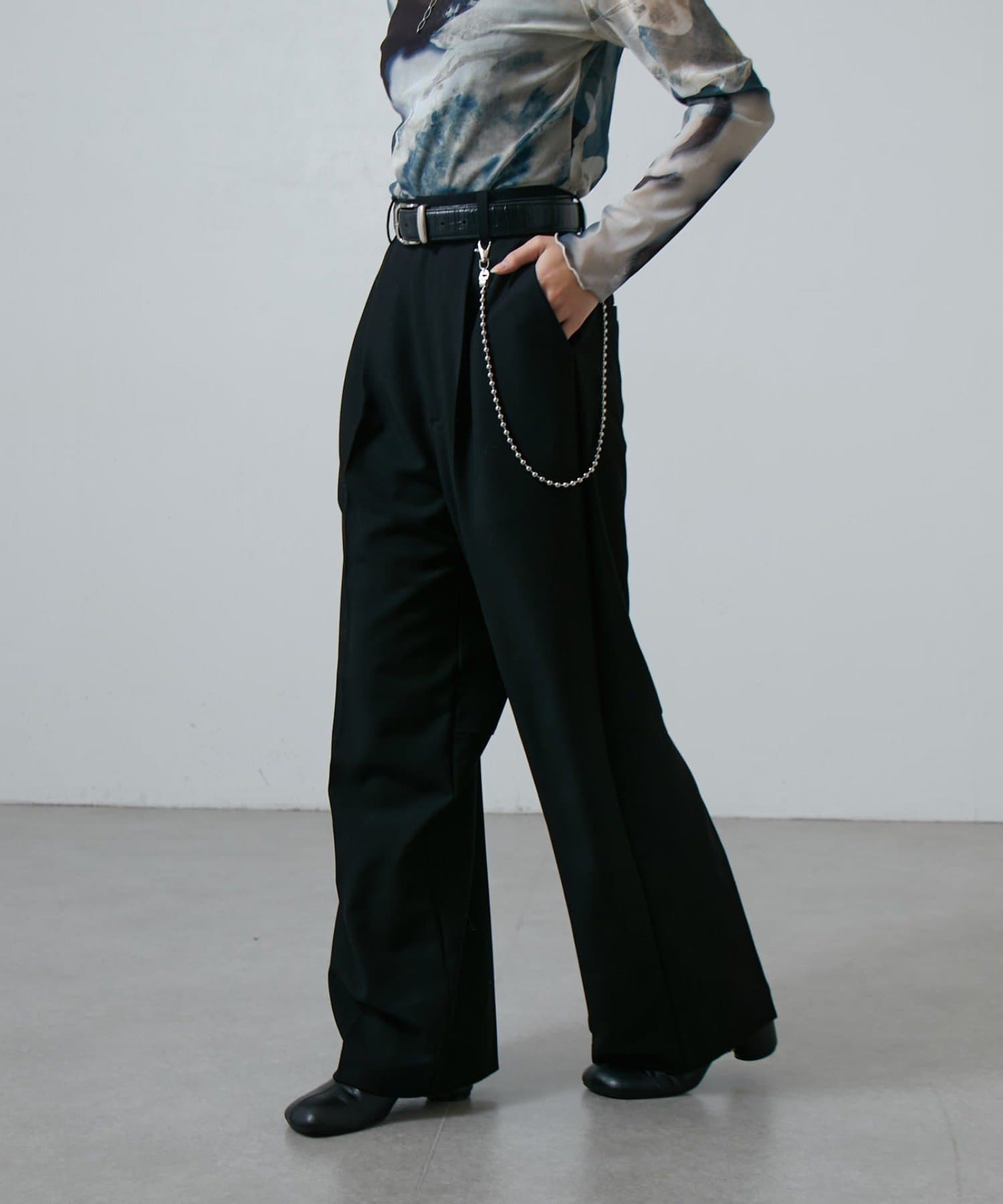 Lui's(ルイス) 後ろ切替チェーン付きスラックスパンツ