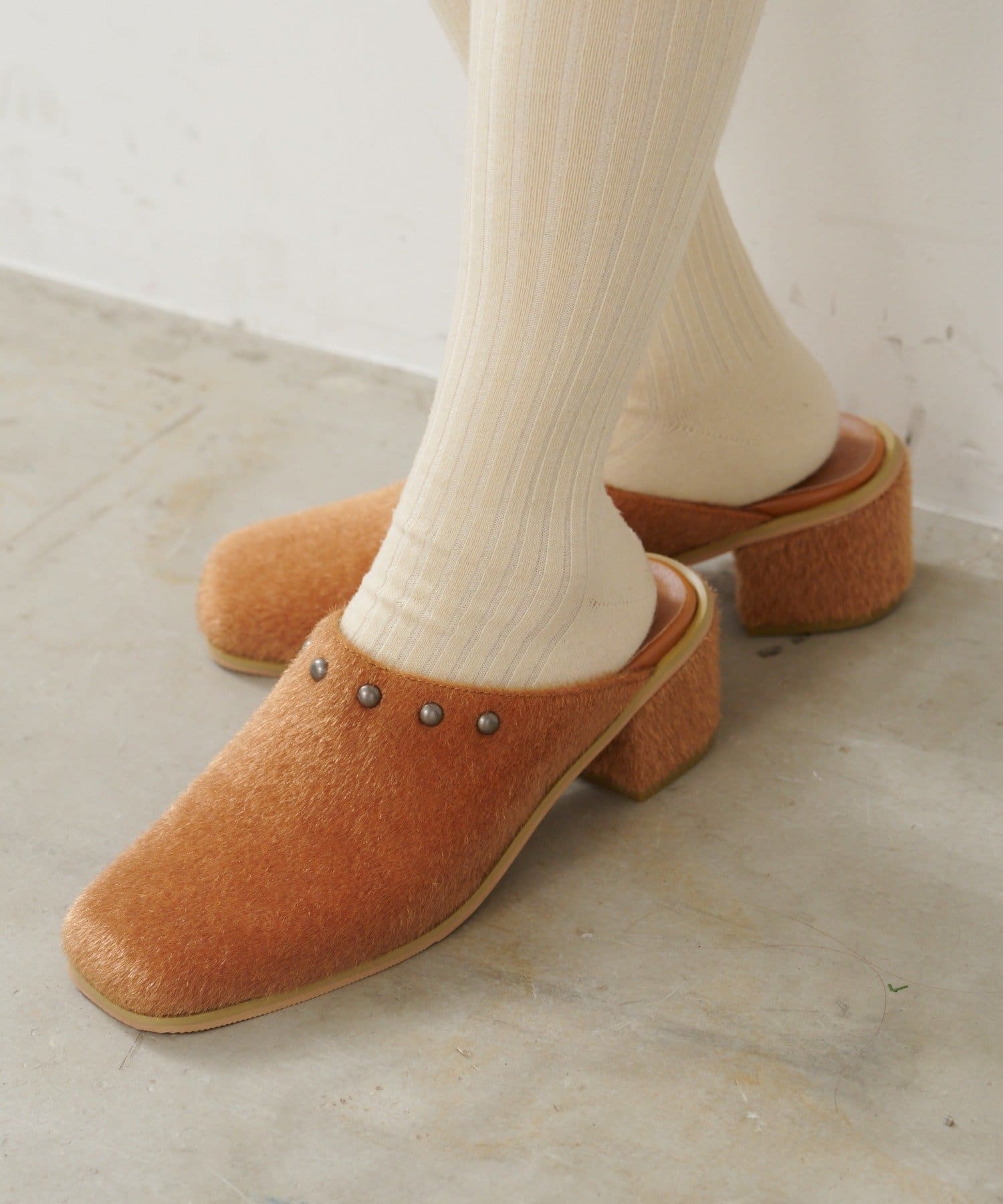 Kastane(カスタネ) ハラコラウンドスタッズミュール