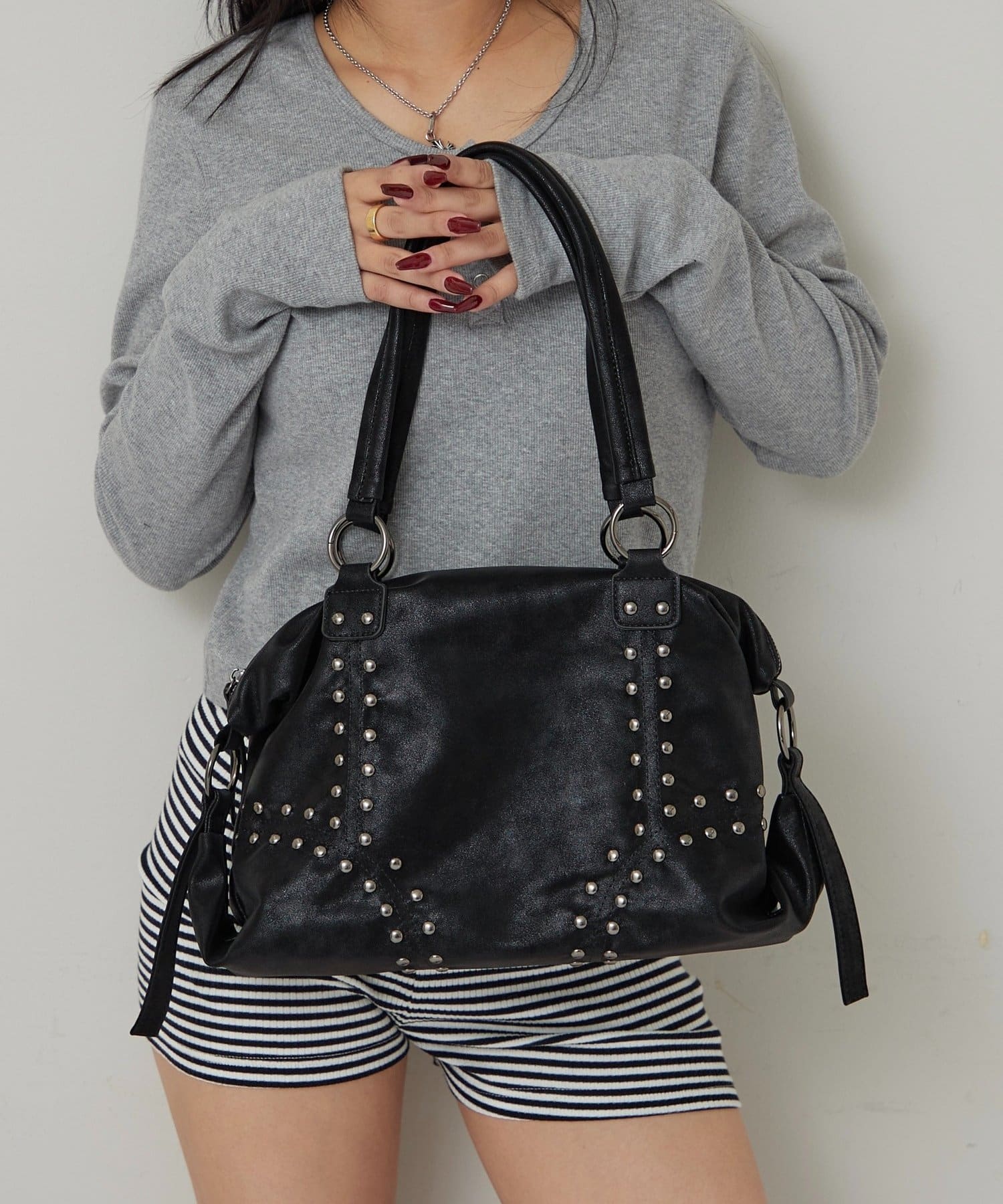 WHO’S WHO gallery(フーズフーギャラリー) スタッズショルダーバッグ