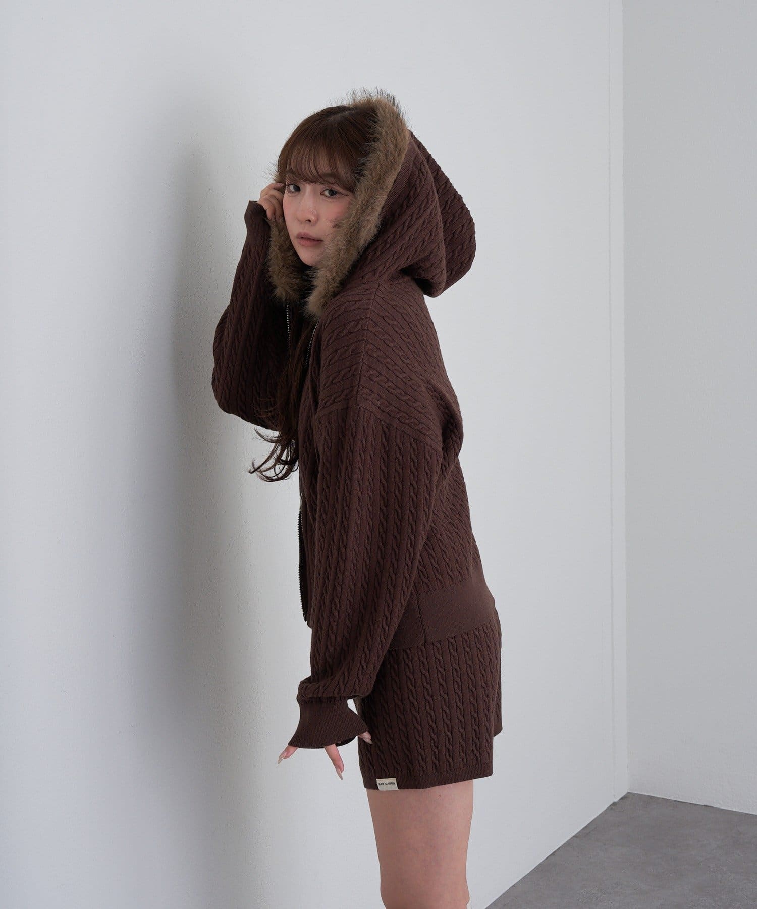 RAY CASSIN(レイカズン) ファー付ケーブル胸刺繍パーカー