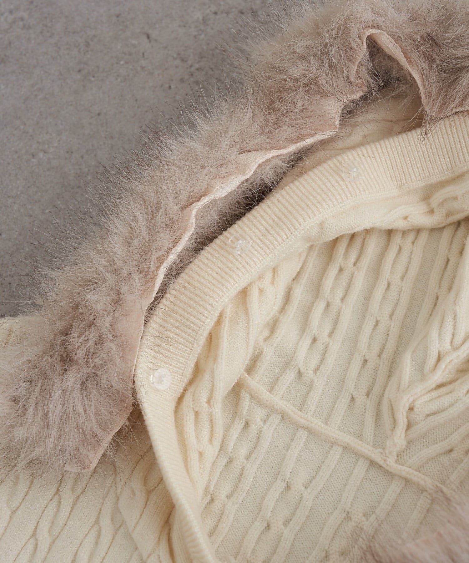 RAY CASSIN(レイカズン) ファー付ケーブル胸刺繍パーカー