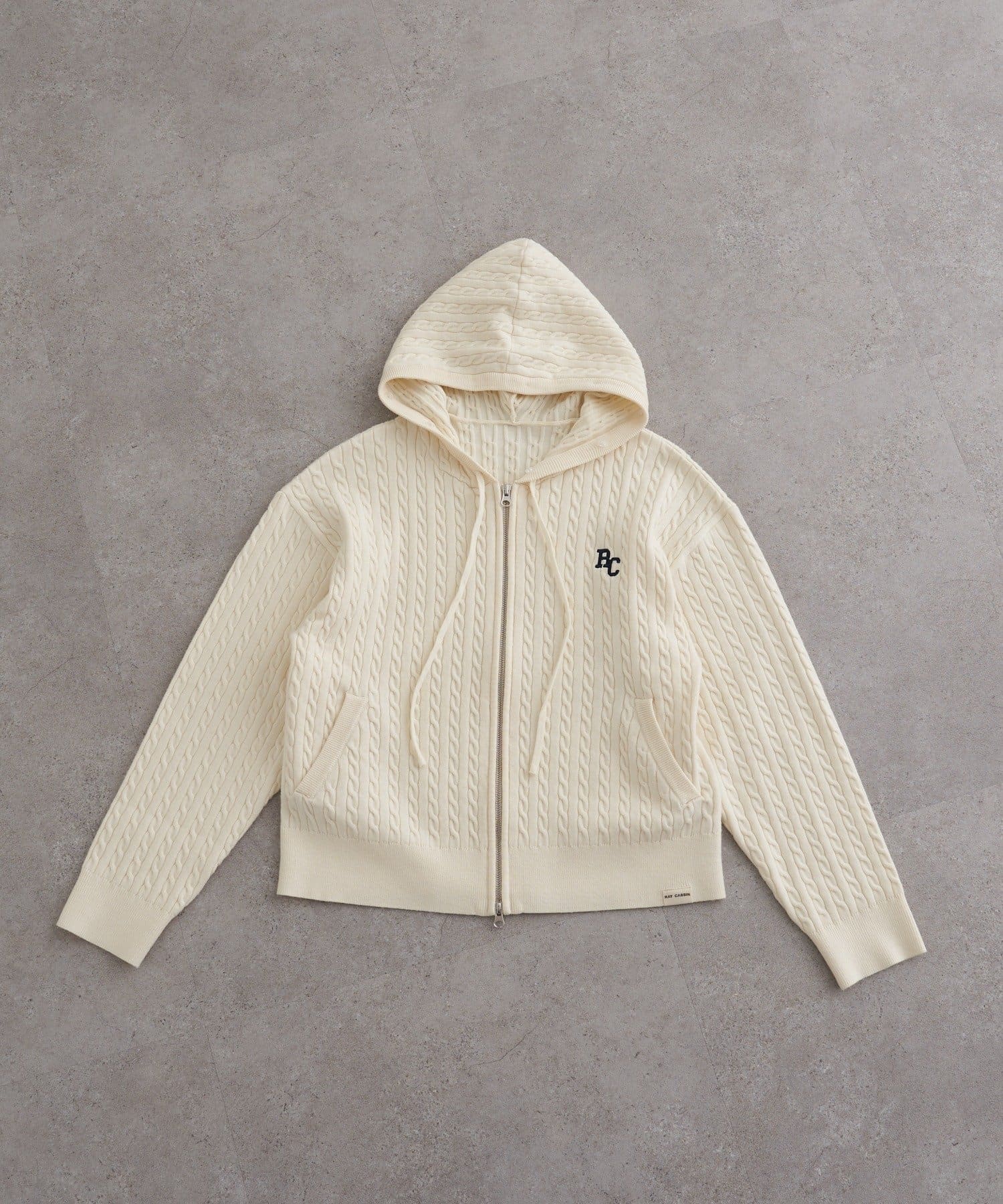 RAY CASSIN(レイカズン) ファー付ケーブル胸刺繍パーカー
