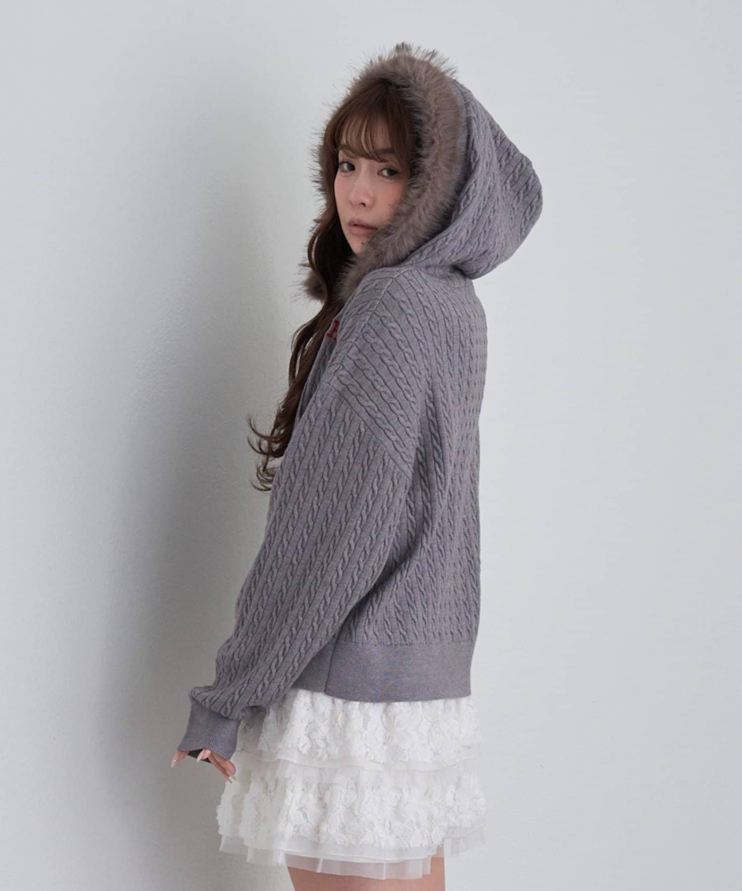 RAY CASSIN(レイカズン) ファー付ケーブル胸刺繍パーカー