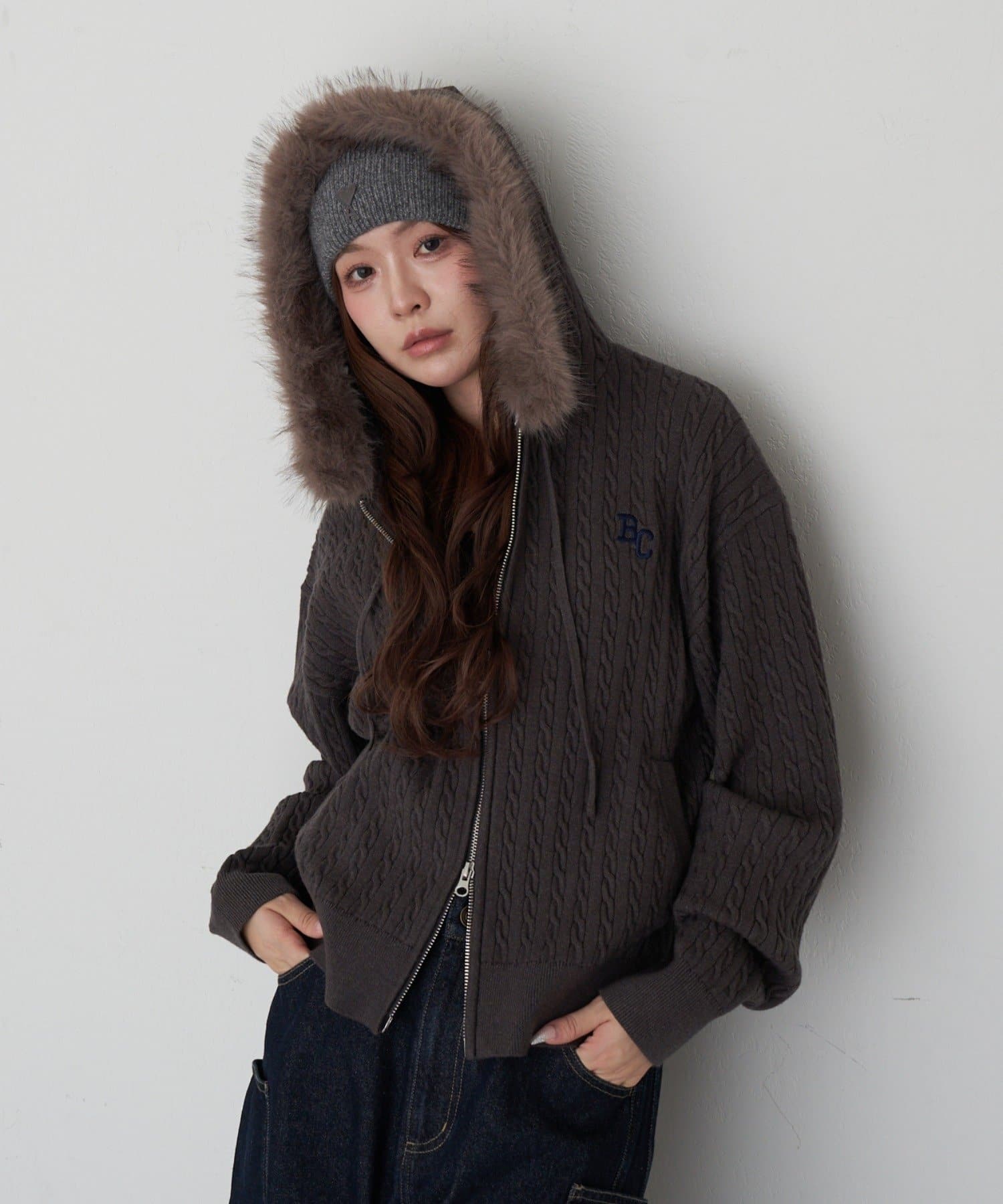 RAY CASSIN(レイカズン) ファー付ケーブル胸刺繍パーカー