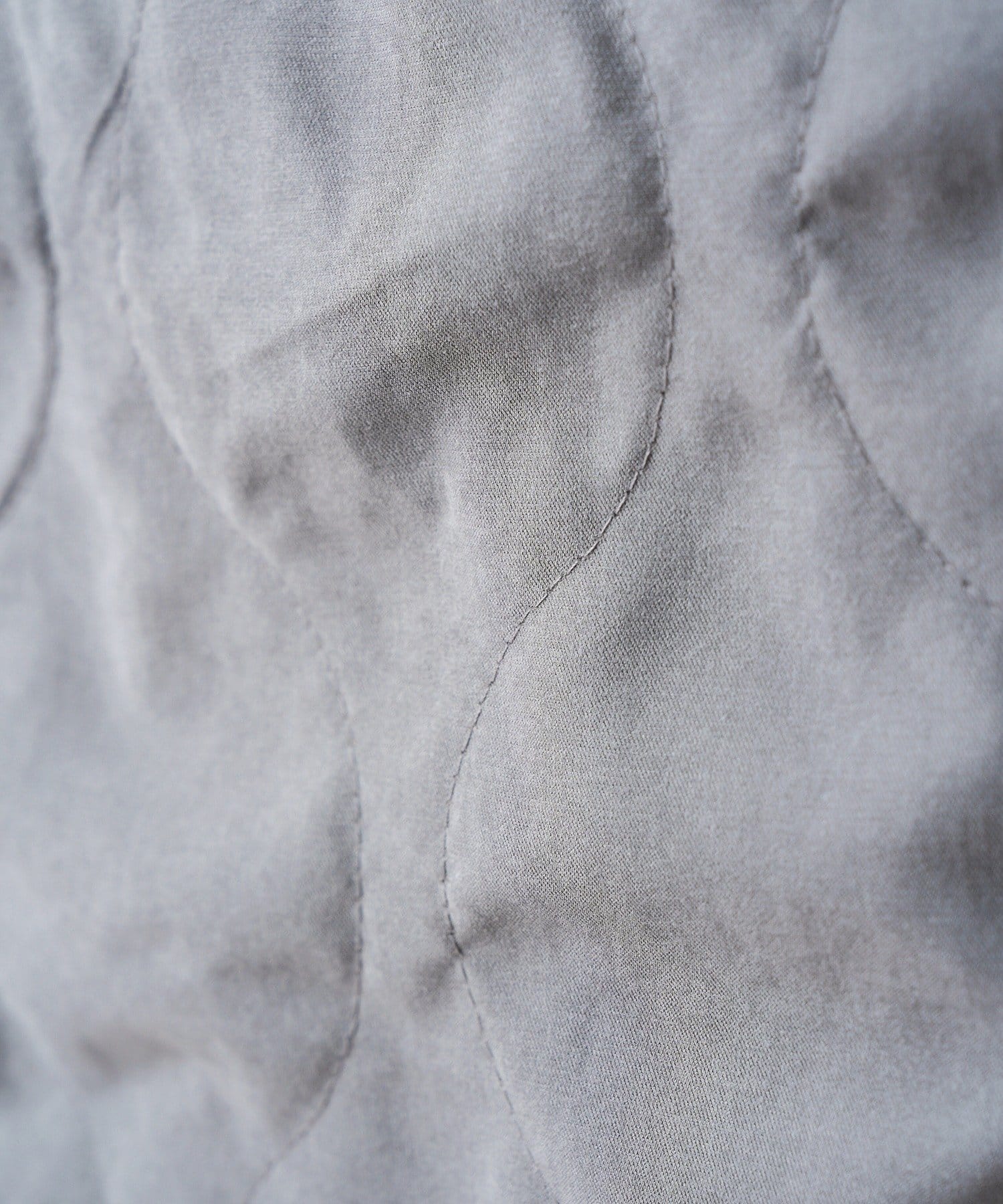 3COINS(スリーコインズ) キルトボアエプロン／KITINTO