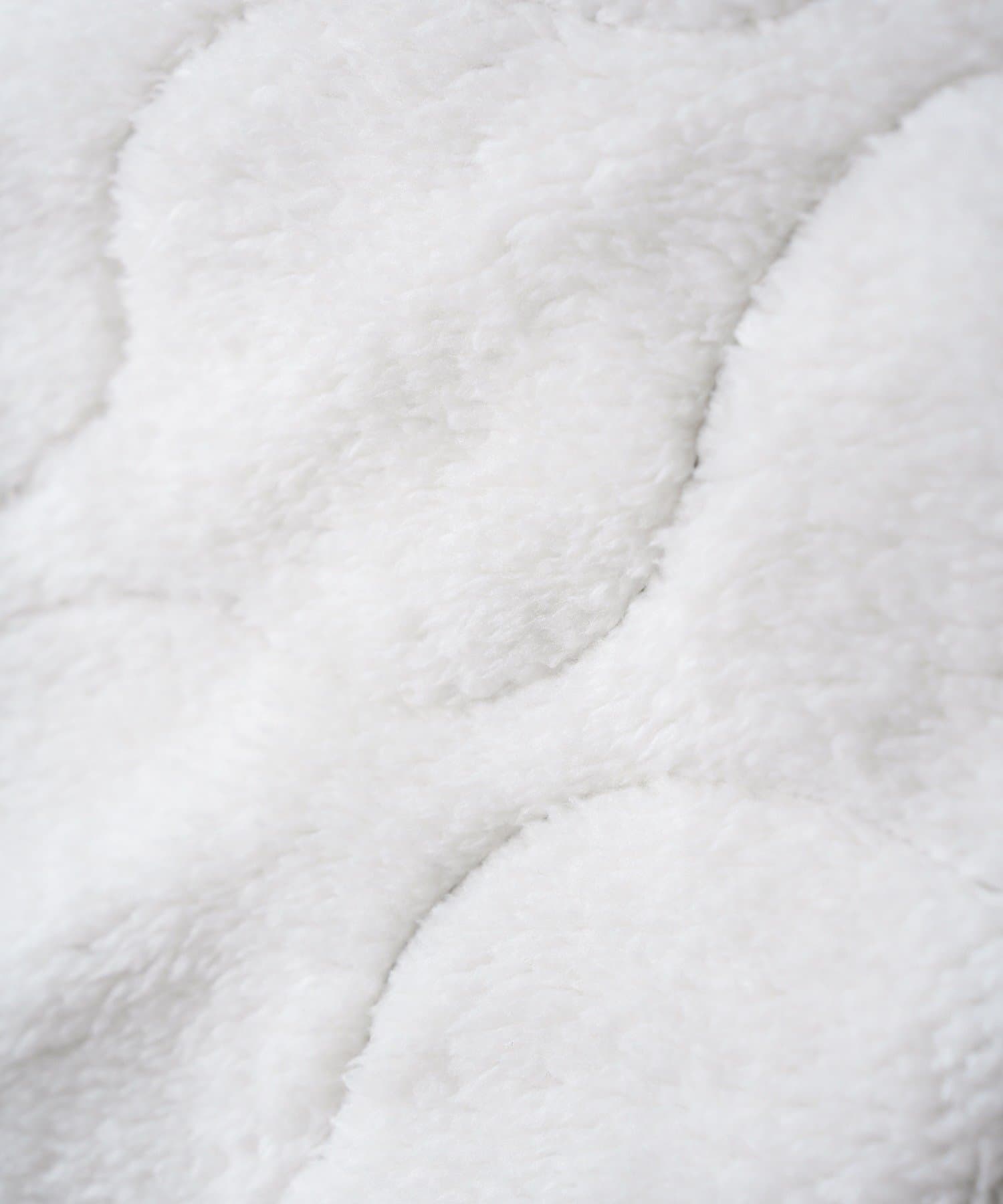 3COINS(スリーコインズ) キルトボアエプロン／KITINTO