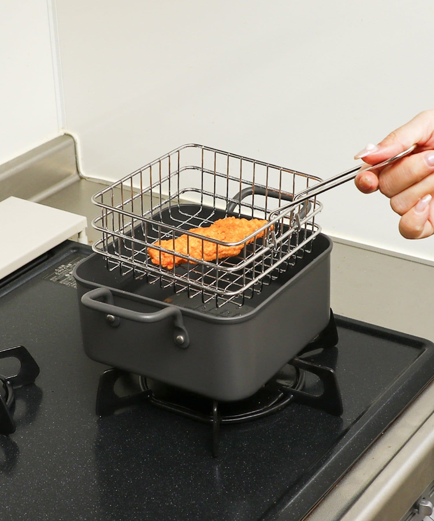 3COINS(スリーコインズ) ザル付き揚げ物鍋：0.8L／KITINTO