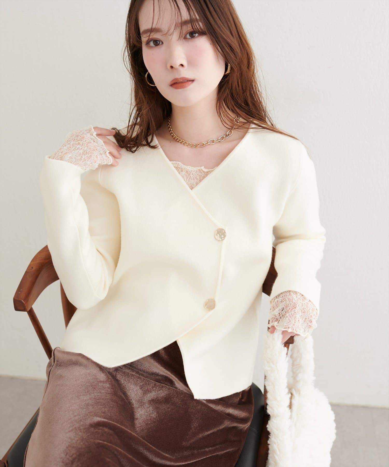 natural couture(ナチュラルクチュール) 【WEB限定】ゴールド釦Vネックプルオーバー