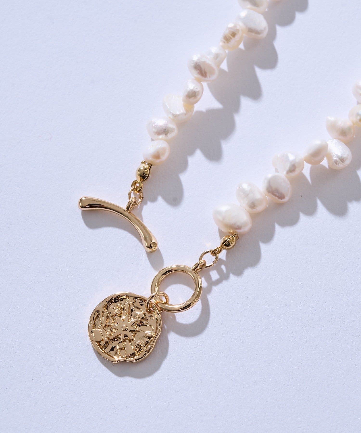 RIVE DROITE(リヴドロワ) 予約【華やかな印象に】プレート付きパールショートネックレス