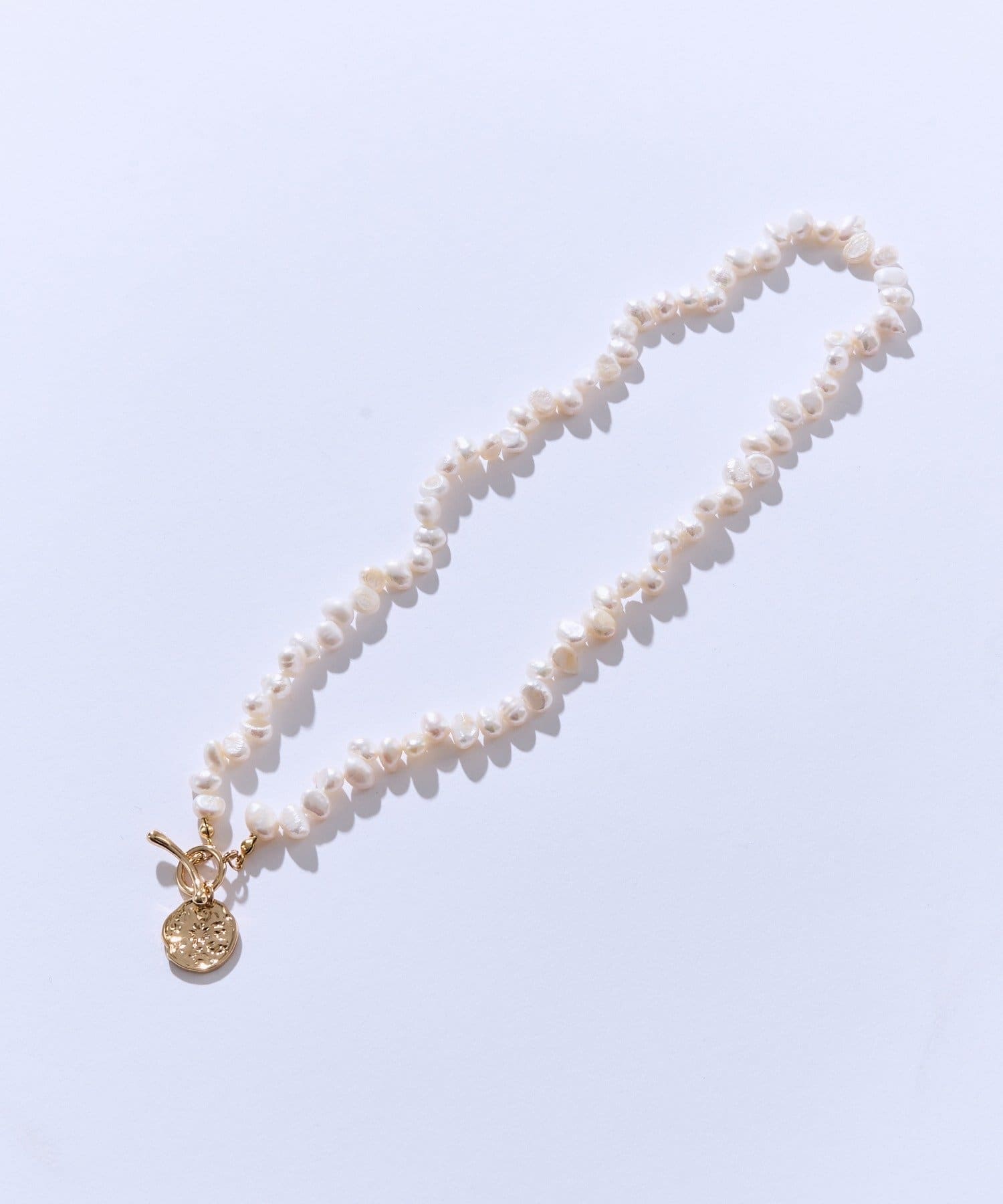 RIVE DROITE(リヴドロワ) 予約【華やかな印象に】プレート付きパールショートネックレス