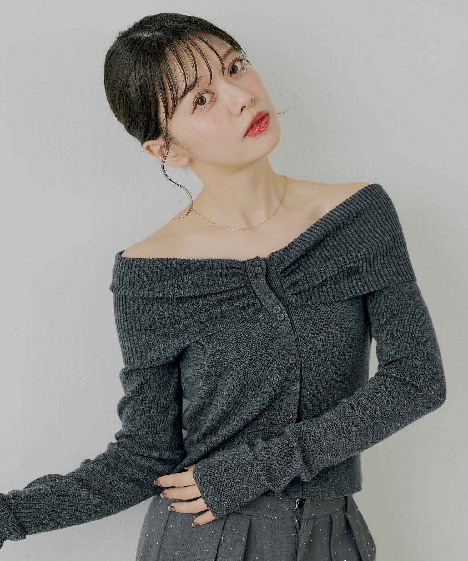 Chico(チコ) 【10/23(木)0時販売】フロントボタンオフショルニット