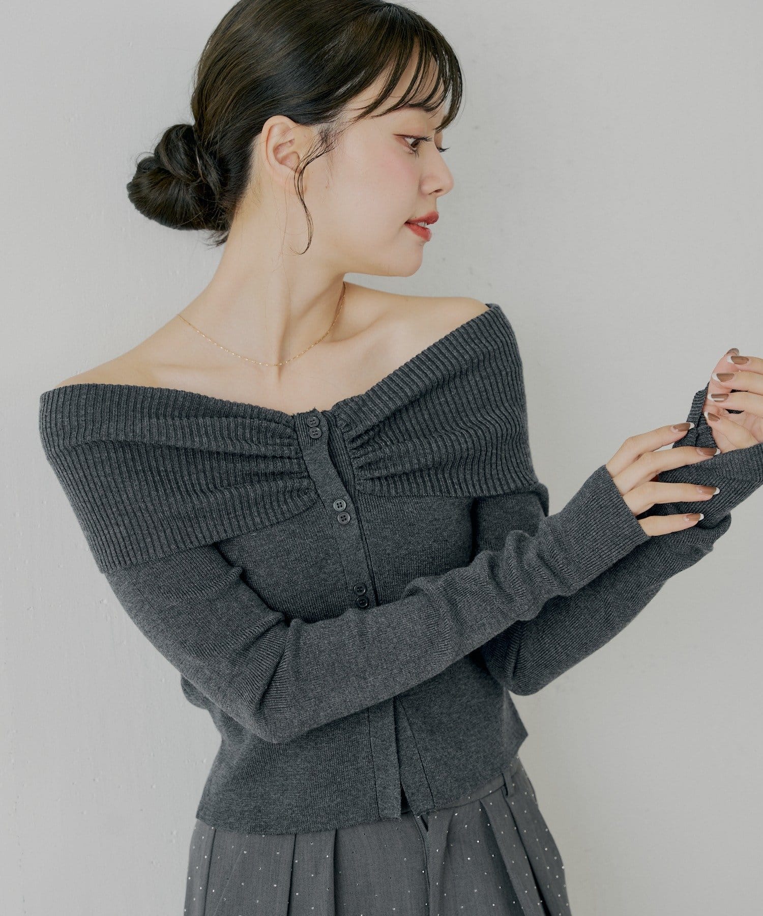 Chico(チコ) 【10/23(木)0時販売】フロントボタンオフショルニット