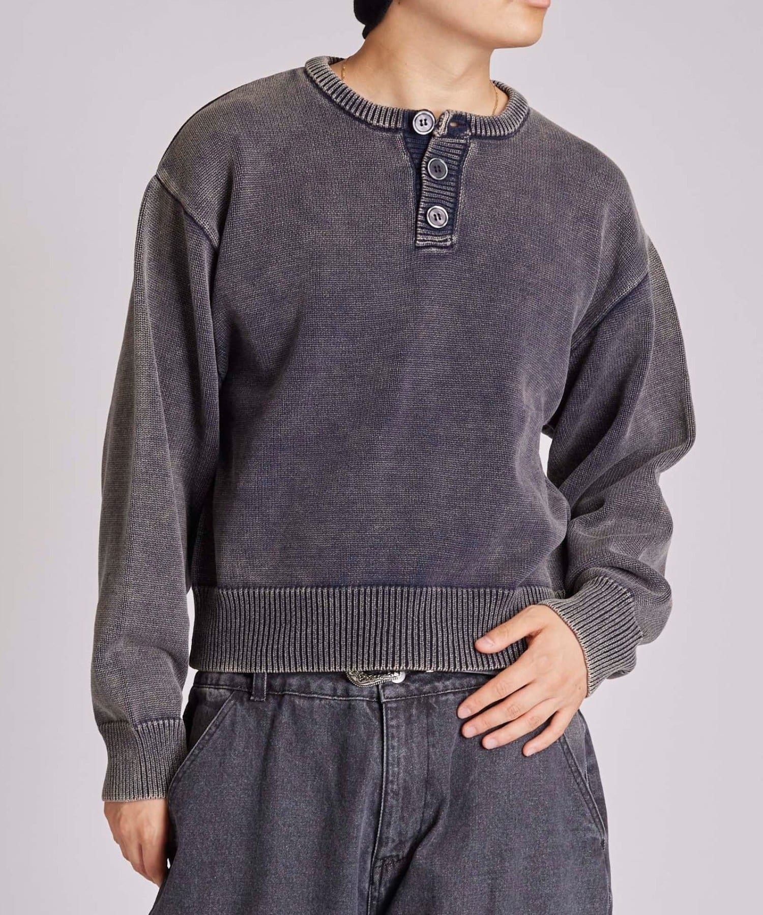 WHO’S WHO gallery(フーズフーギャラリー) 【KOOKY'N】ピグメント加工ヘンリーネックニット