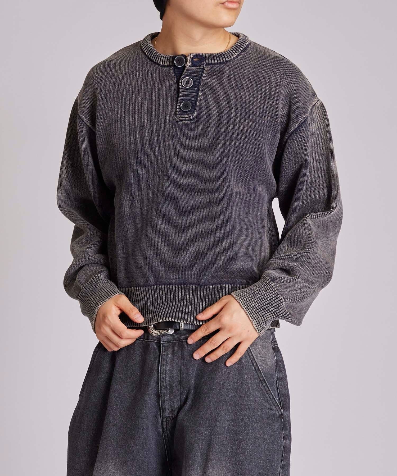 WHO’S WHO gallery(フーズフーギャラリー) 【KOOKY'N】ピグメント加工ヘンリーネックニット