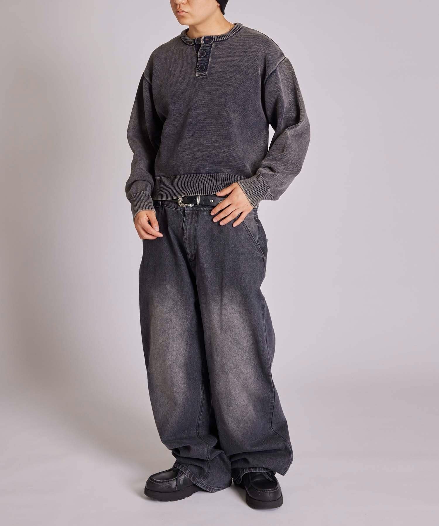 WHO’S WHO gallery(フーズフーギャラリー) 【KOOKY'N】ピグメント加工ヘンリーネックニット