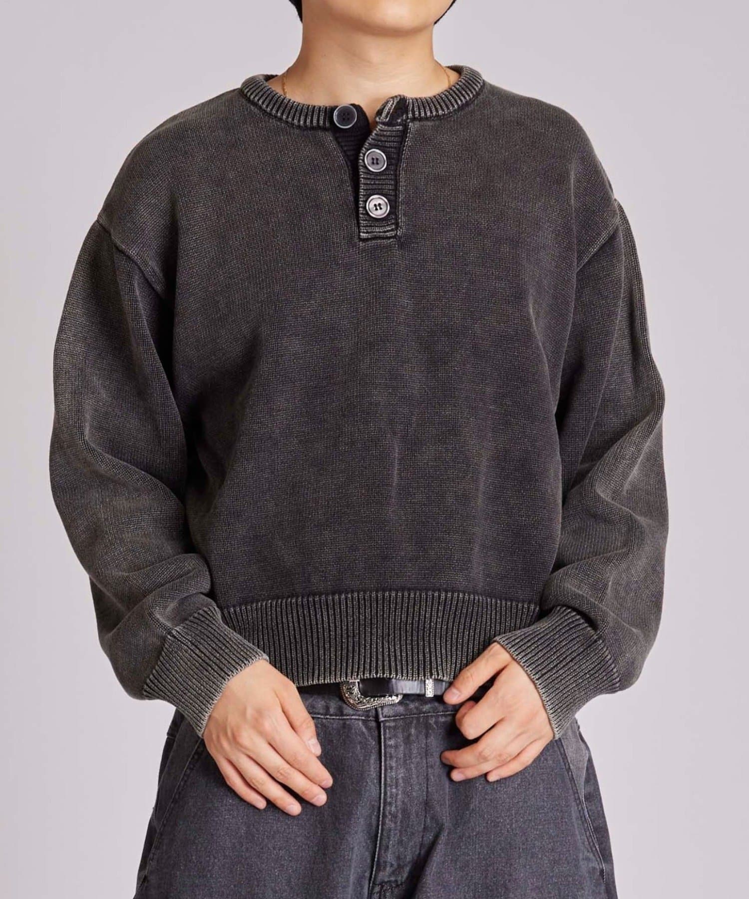 WHO’S WHO gallery(フーズフーギャラリー) 【KOOKY'N】ピグメント加工ヘンリーネックニット