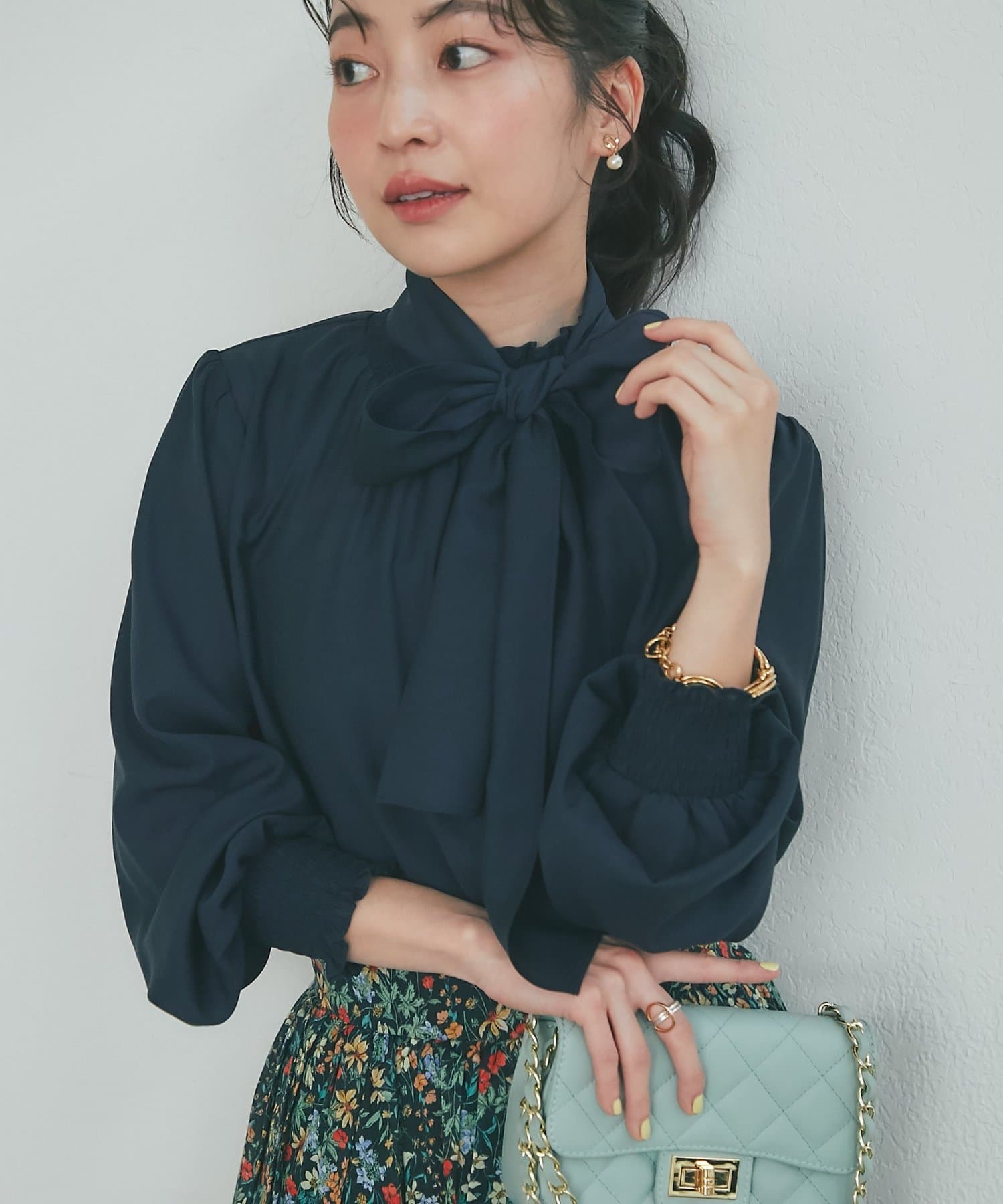 La boutique BonBon(ラブティックボンボン) ボウタイ付きシャーリングギャザーブラウス