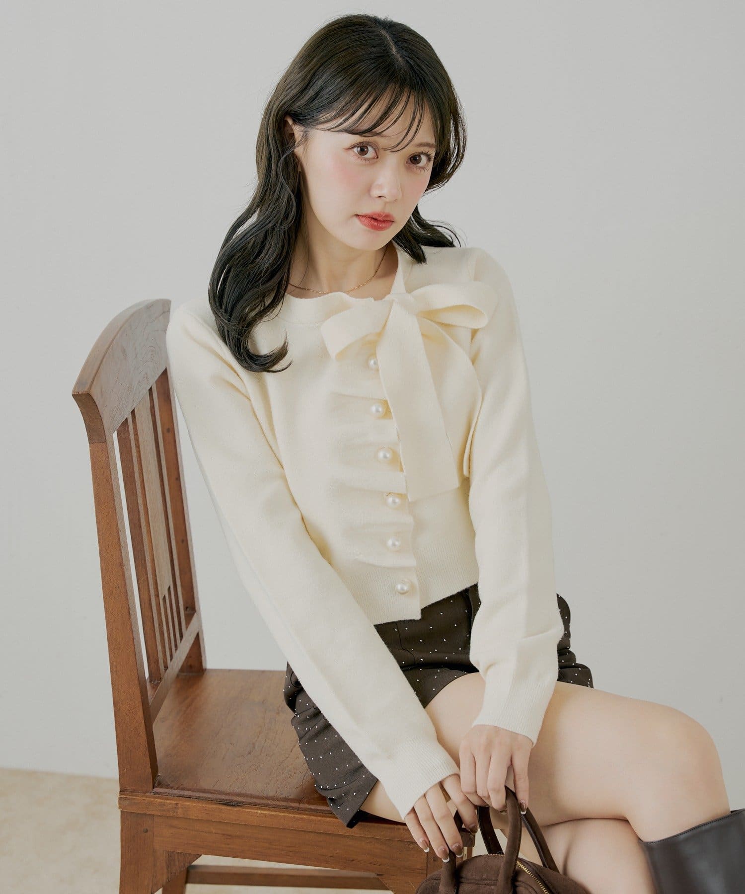 Chico(チコ) 【10/23(木)0時販売】フロントリボンパールフリルトップス【SALON by Chico】