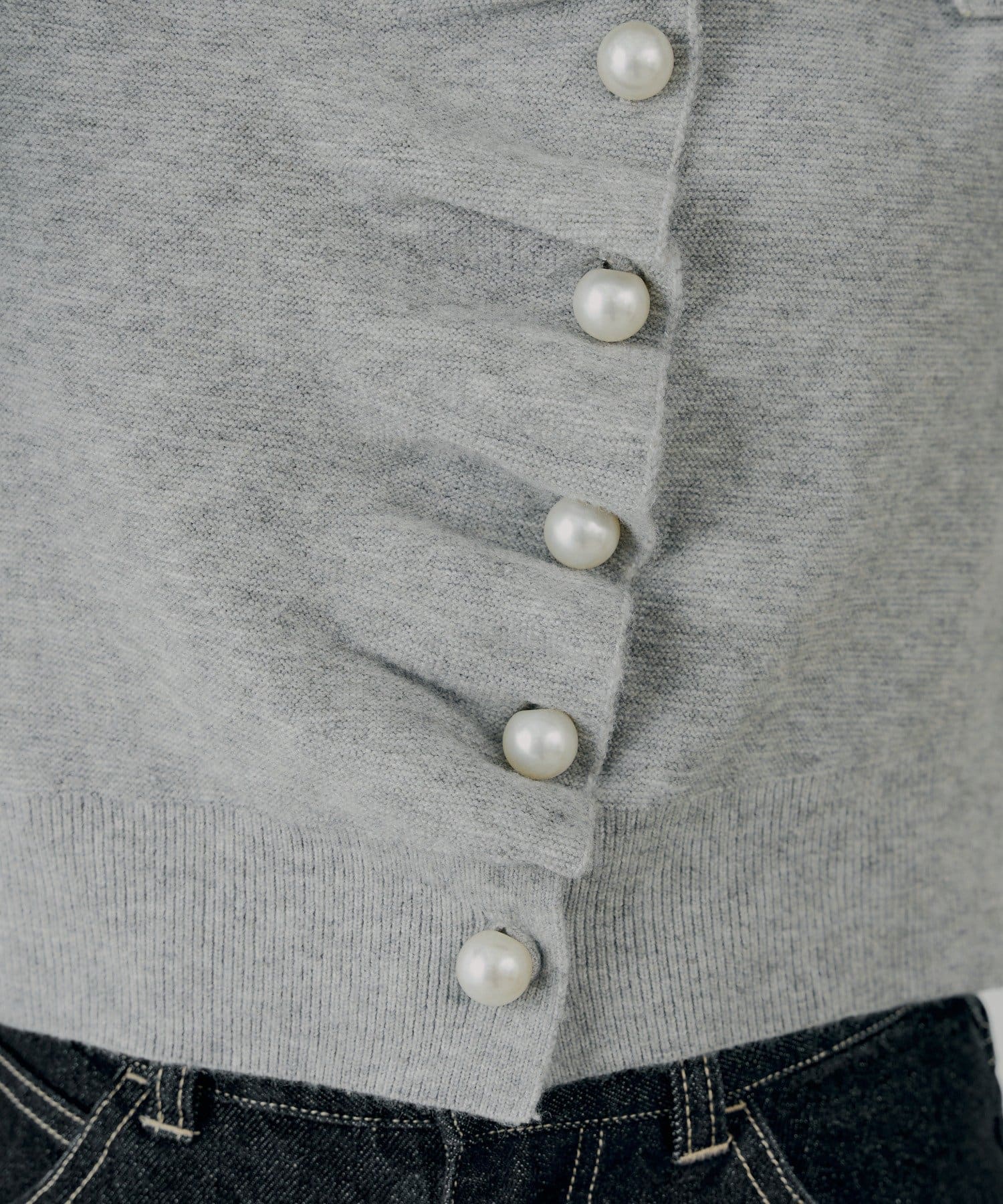 Chico(チコ) 【新色追加/SALON by Chico】フロントリボンパールフリルトップス