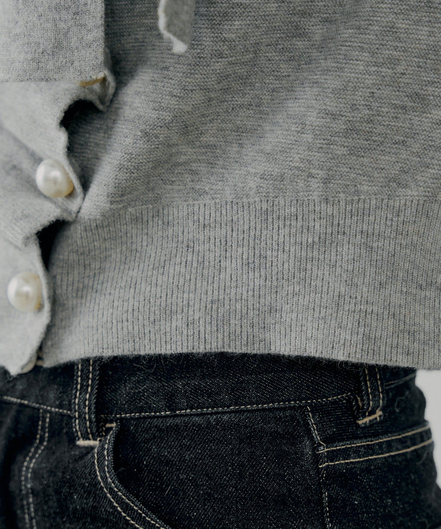 Chico(チコ) 【新色追加/SALON by Chico】フロントリボンパールフリルトップス