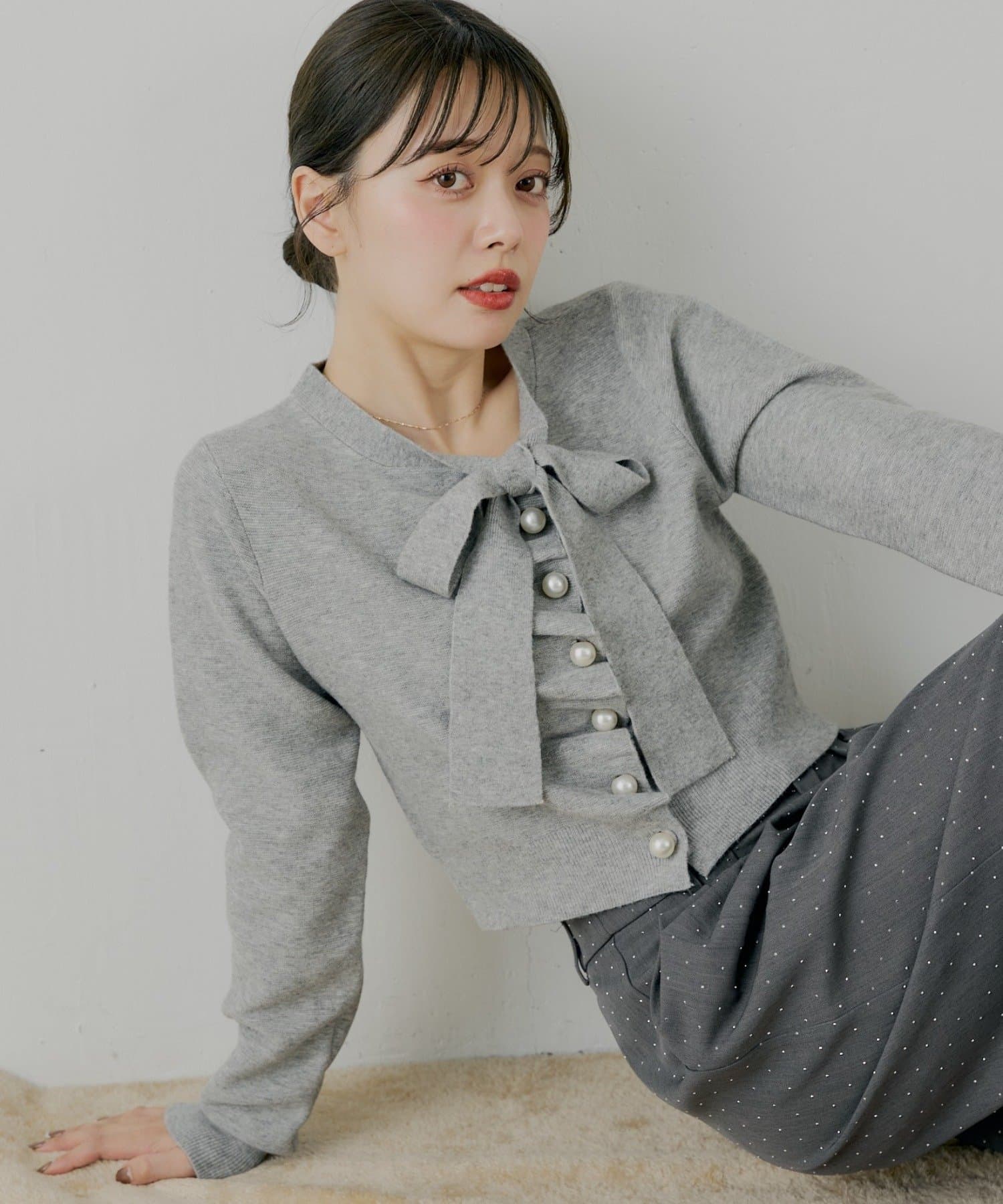 Chico(チコ) 【10/23(木)0時販売】フロントリボンパールフリルトップス【SALON by Chico】
