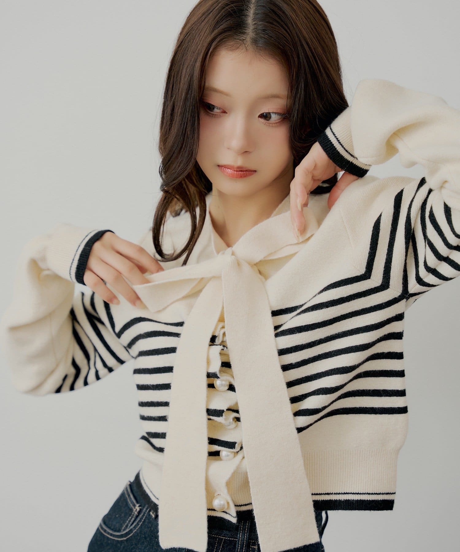 Chico(チコ) 【新色追加/SALON by Chico】フロントリボンパールフリルトップス