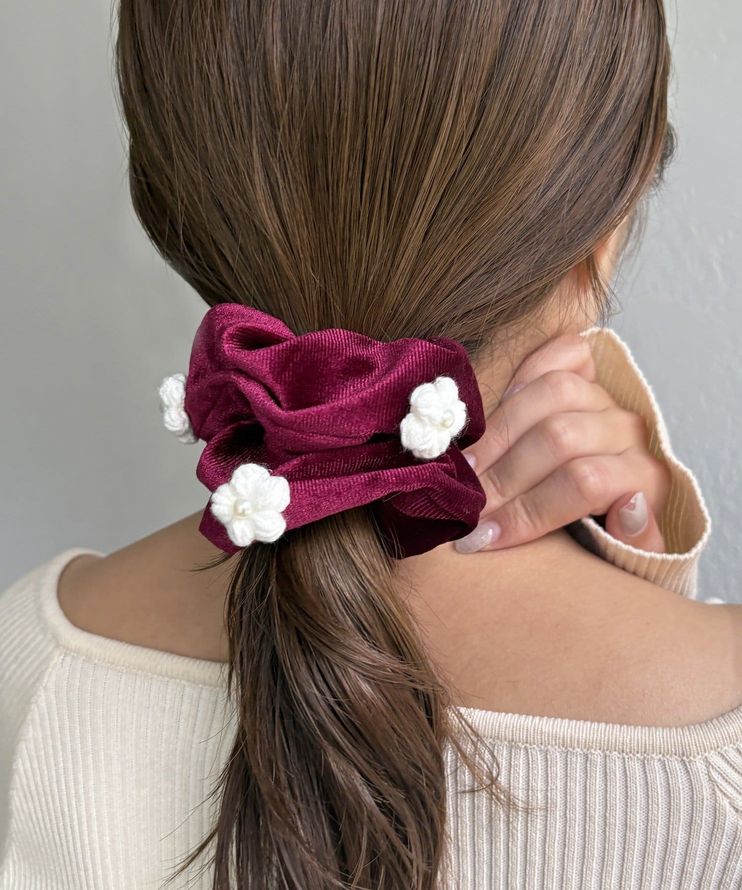 Lattice(ラティス) フラワーモチーフ付きベロアシュシュ