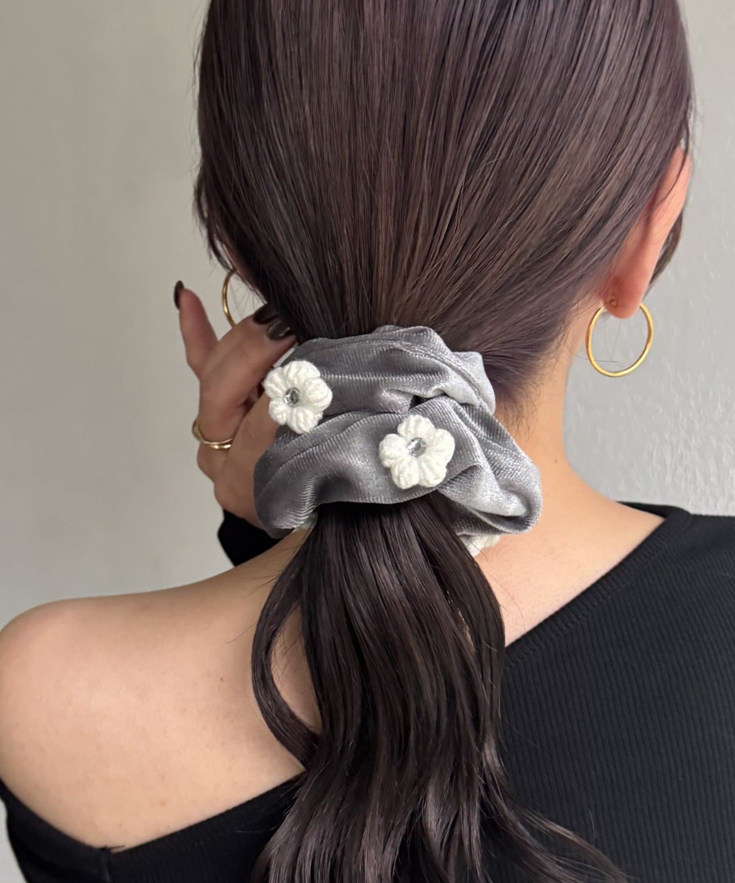 Lattice(ラティス) フラワーモチーフ付きベロアシュシュ