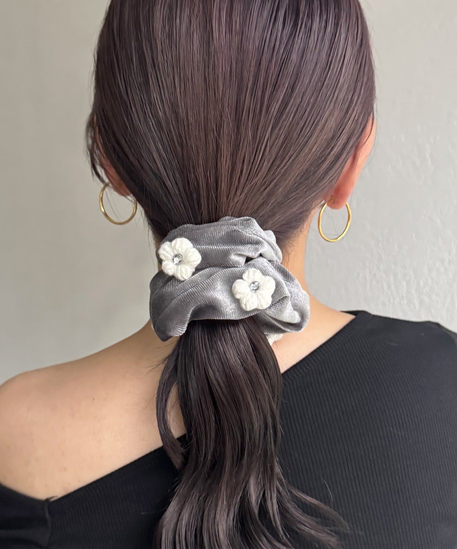 Lattice(ラティス) フラワーモチーフ付きベロアシュシュ