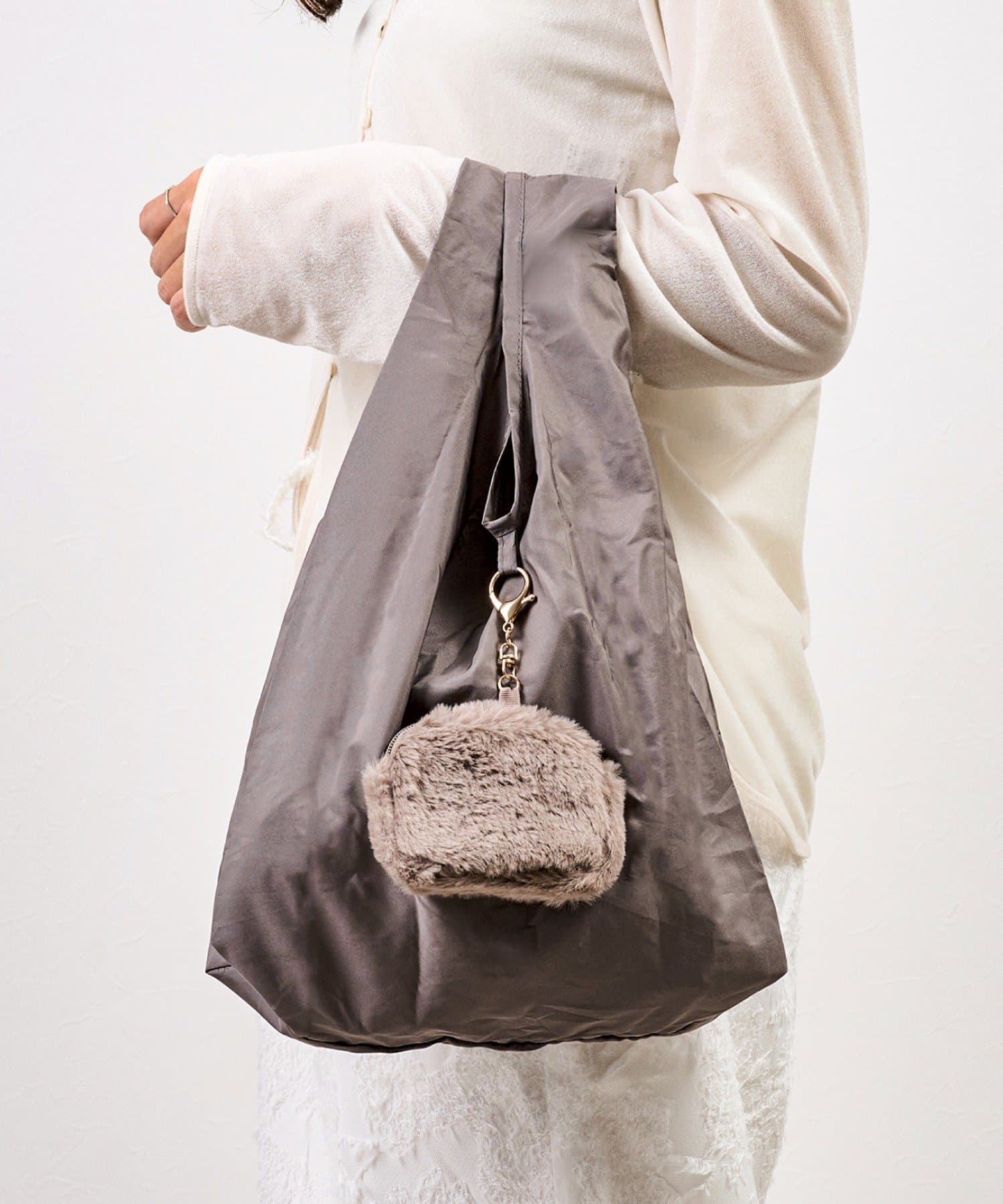 3COINS(スリーコインズ) フェイクファーチャームエコバッグ