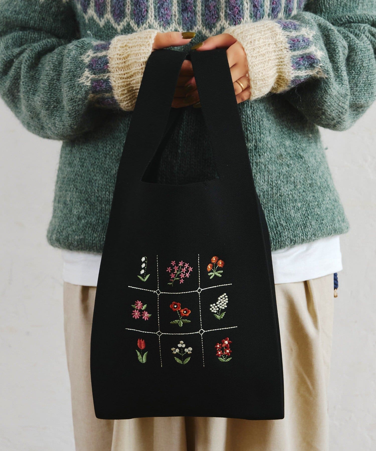 salut!(サリュ) フラワー刺繍ニットバッグ