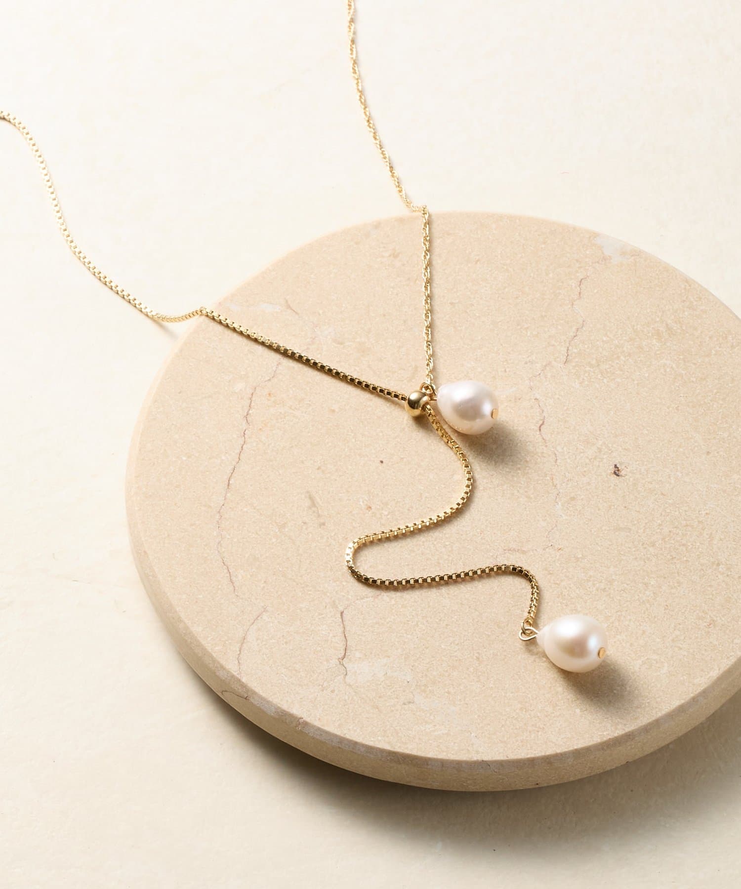 COLONY 2139(コロニー トゥーワンスリーナイン) パールYシルエットネックレス