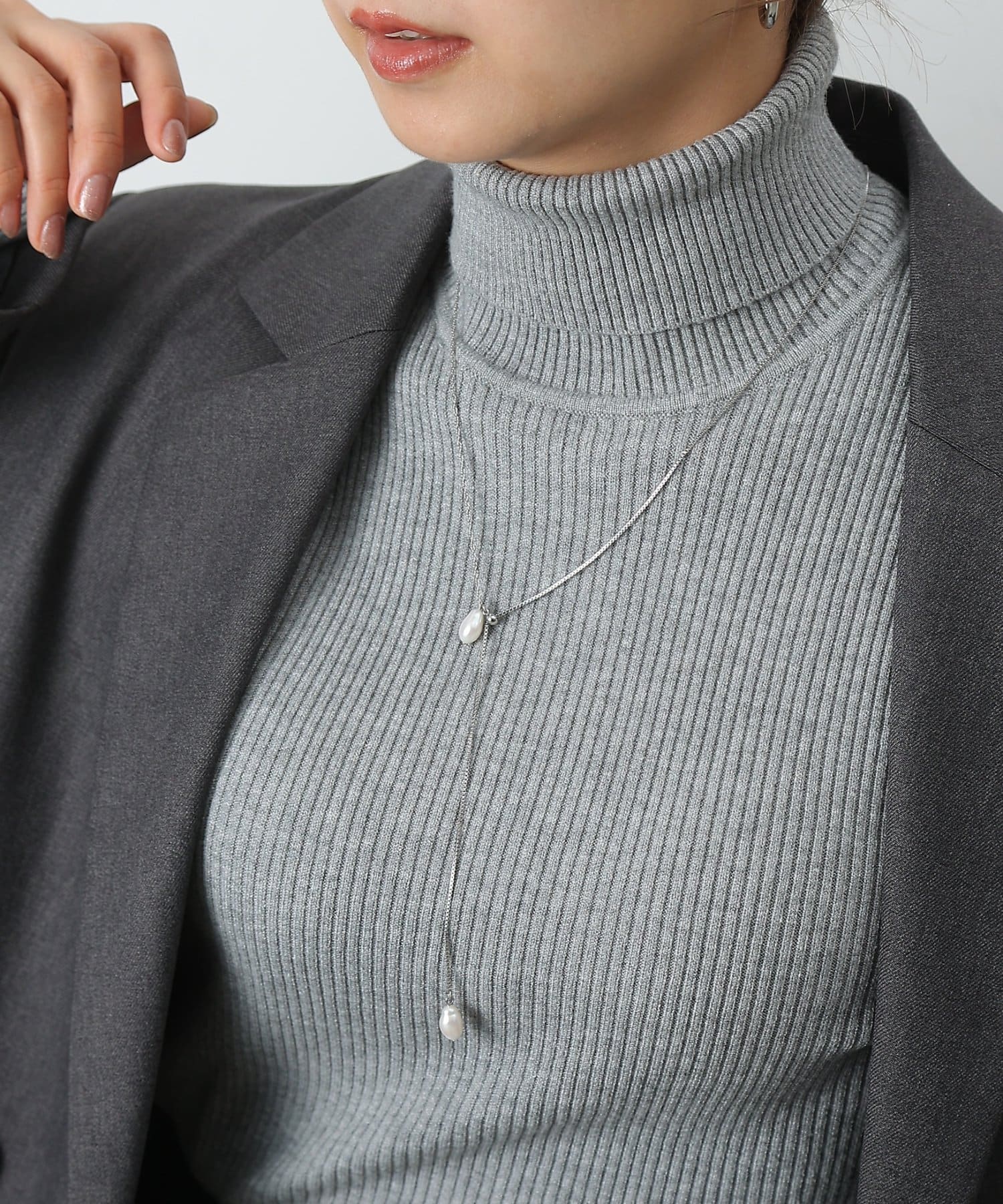 COLONY 2139(コロニー トゥーワンスリーナイン) パールYシルエットネックレス