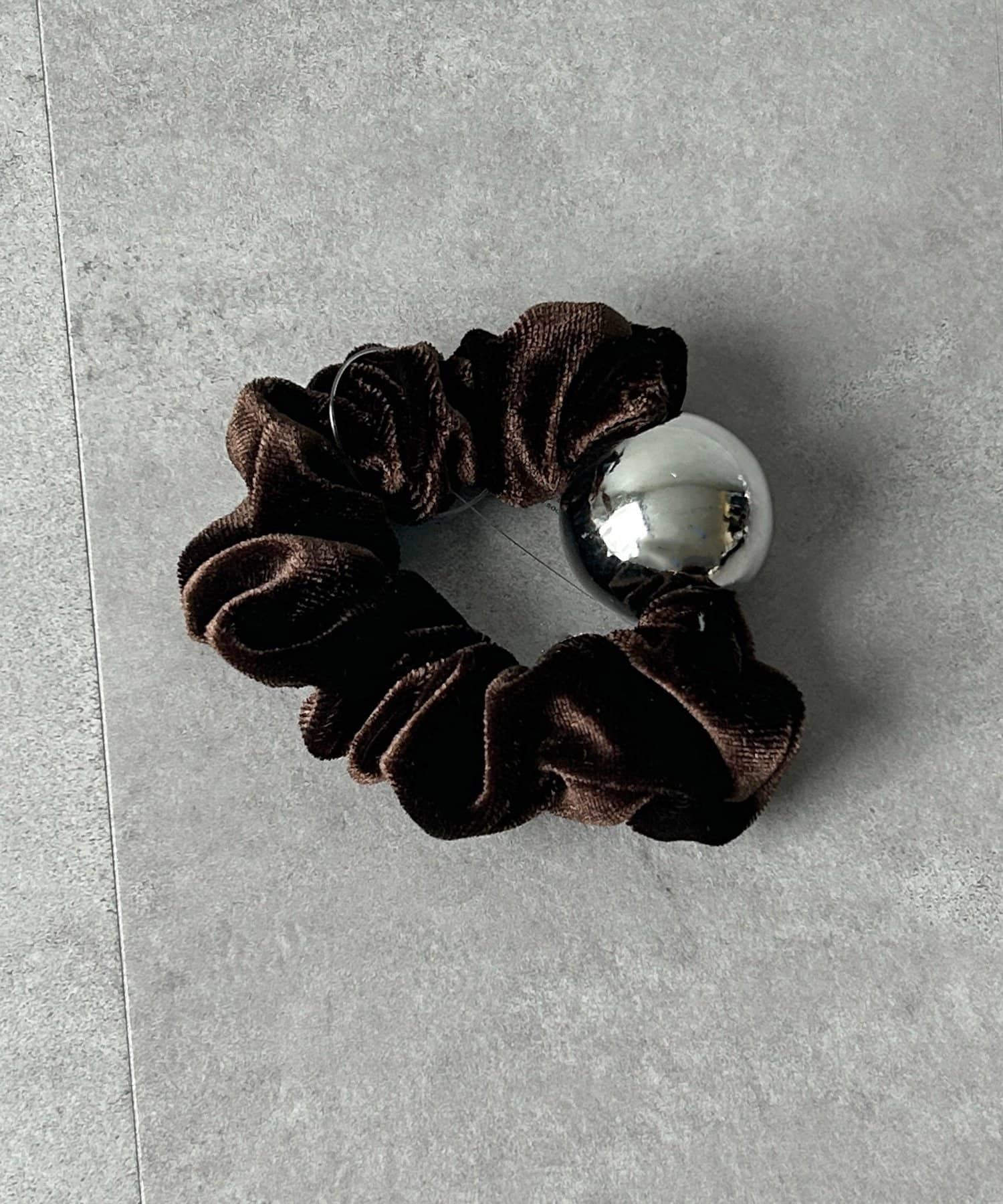 CPCM(シーピーシーエム) シルバーボールベロアシュシュ