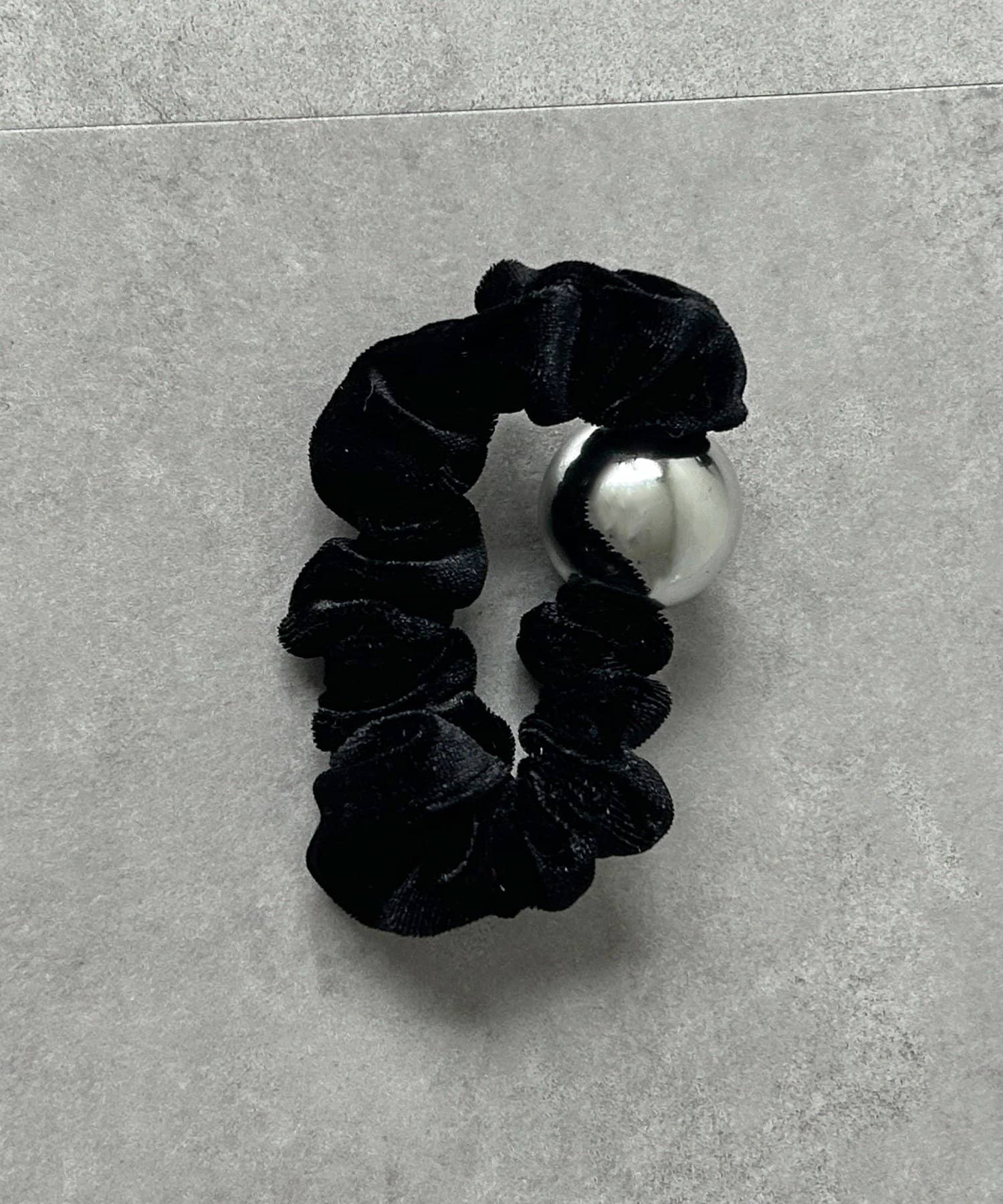 CPCM(シーピーシーエム) シルバーボールベロアシュシュ